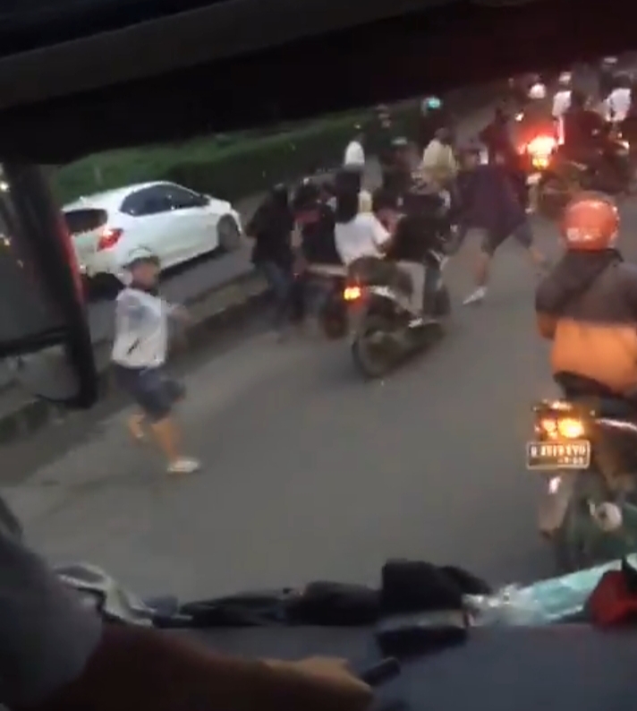 Aksi pelemparan yang dilakukan suporter Persita Tangerang terhadap bus tim Persis Solo.