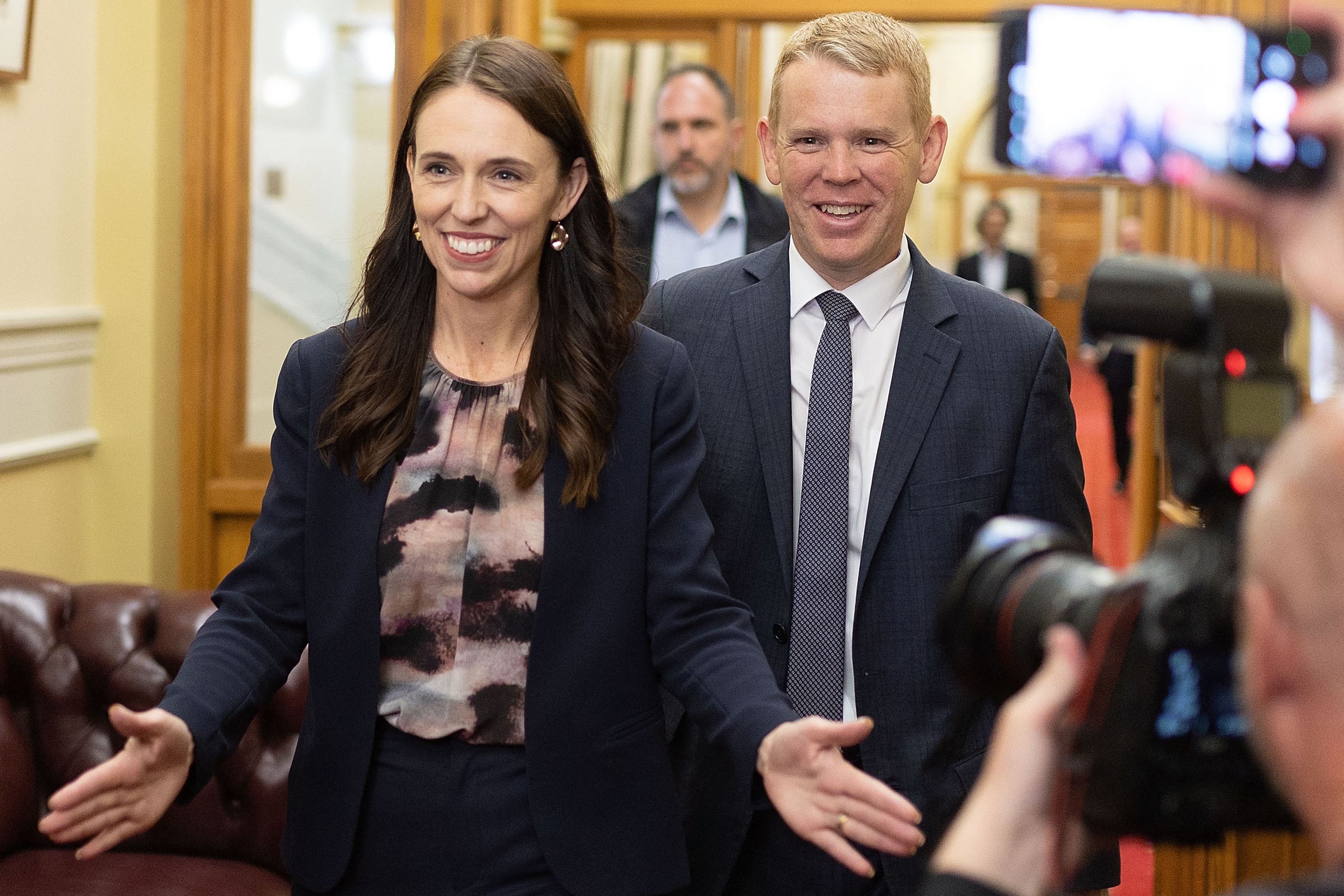 Jacinda Ardern (kiri) dan PM Selandia Baru Chris Hipkins