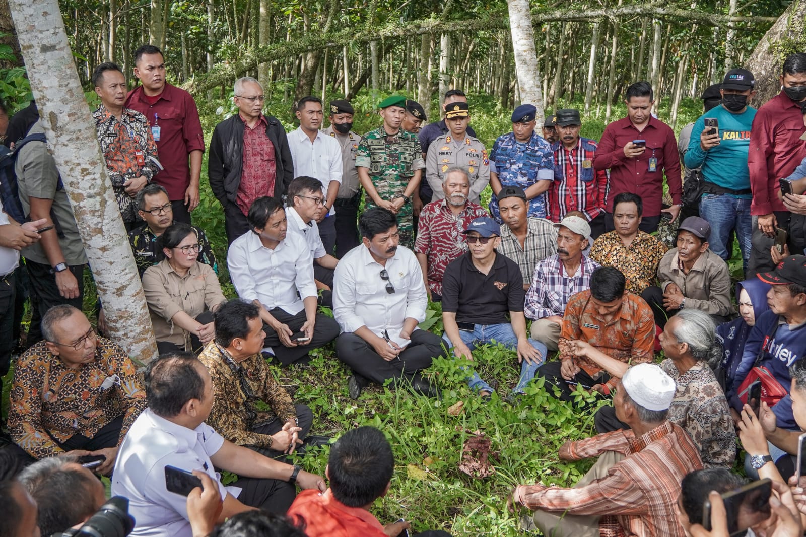 Menteri dan Wakil Menteri ATR/BPN Hadi Tjahjanto dan Raja Juli Antoni bersama warga Desa Curahnongko, Kabupaten Jember