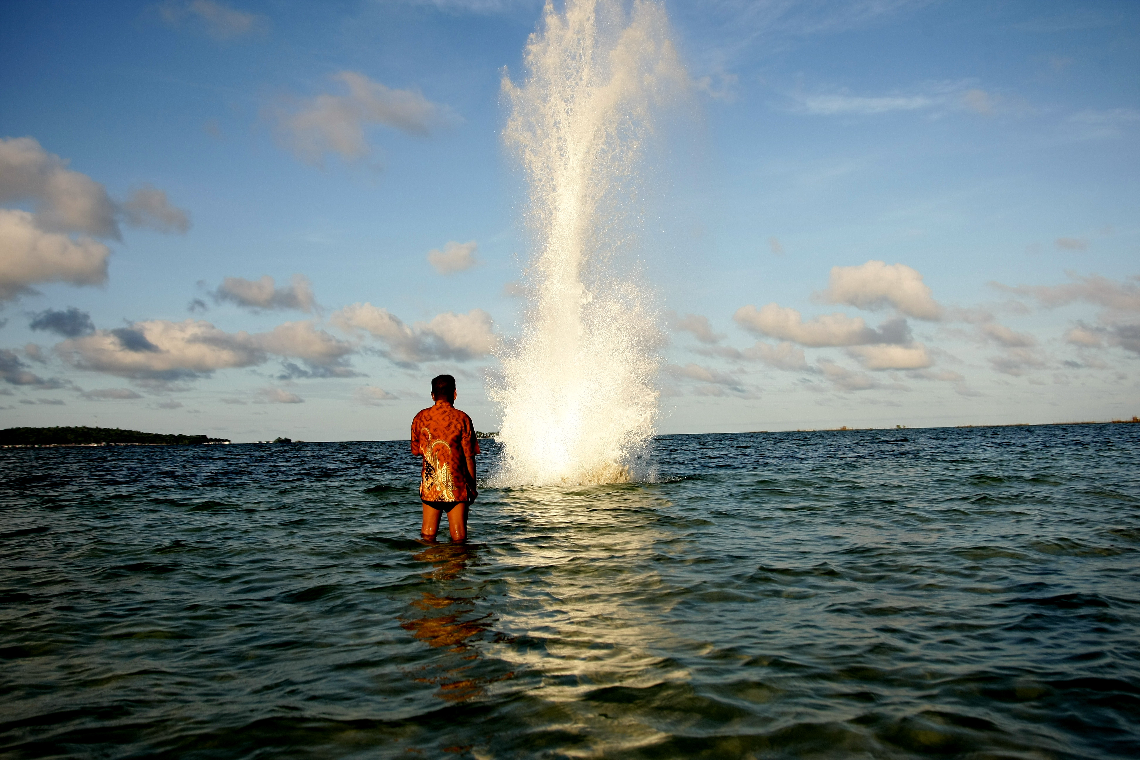 Ilustrasi: Nelayan meledakkan botol bom ikan berukuran kecil di perairan Laonti