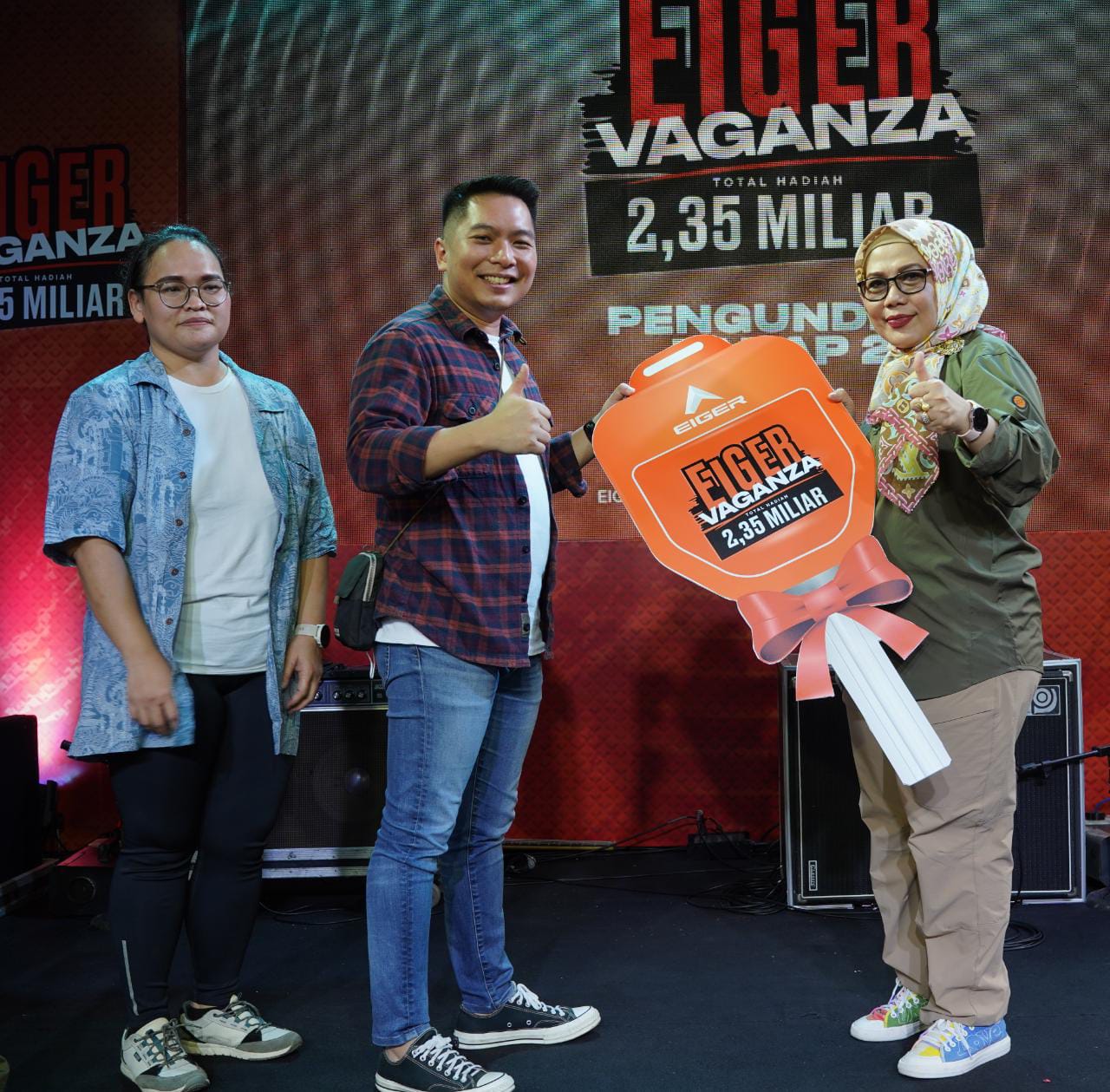  Manajemen Eiger menyerahkan hadiah mobil listrik kepada pelanggan, dalam program Eigervaganza