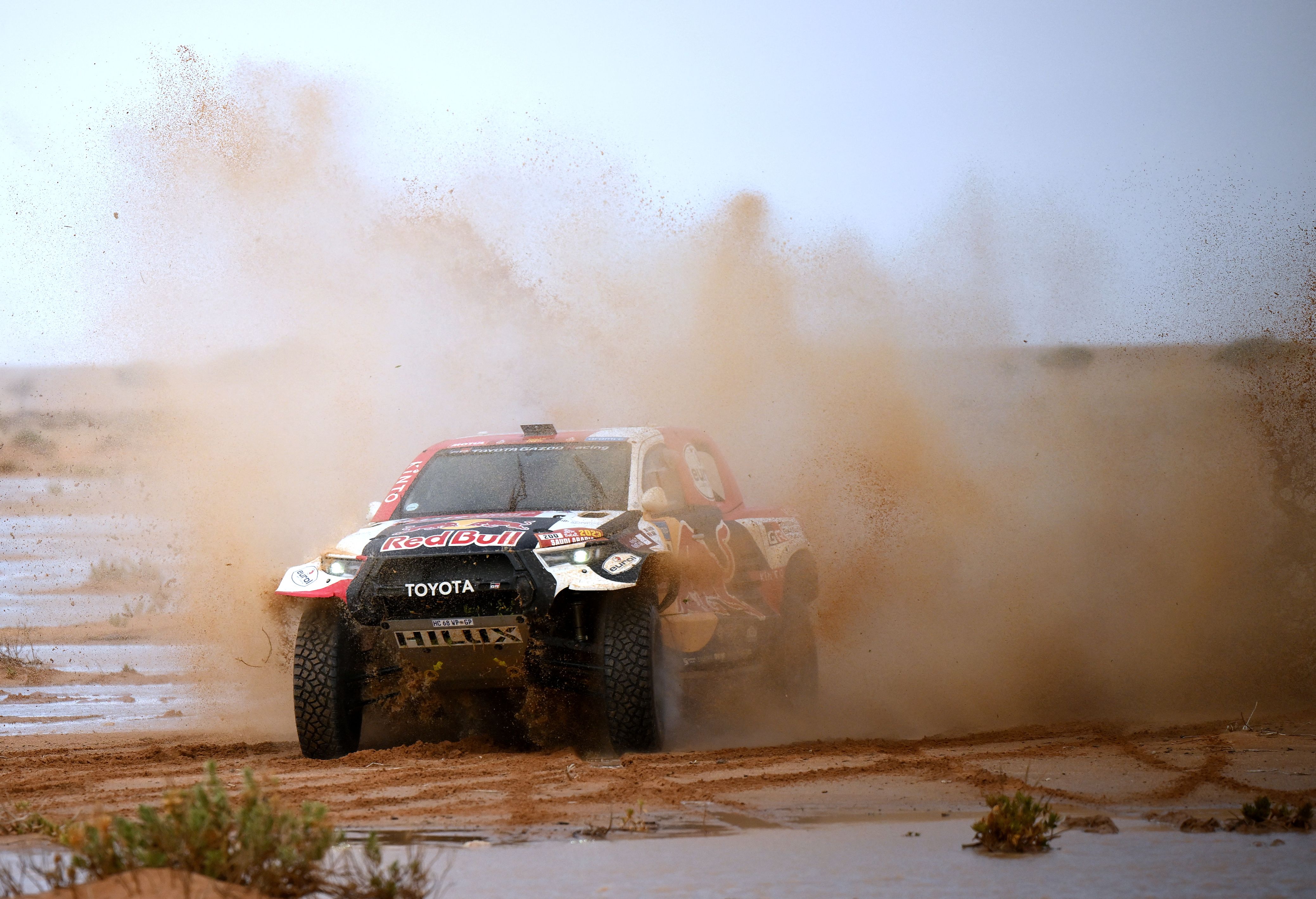 Pembalap Qatar, Nasser Al-Attiyah masih memimpin Reli Dakar 2022.