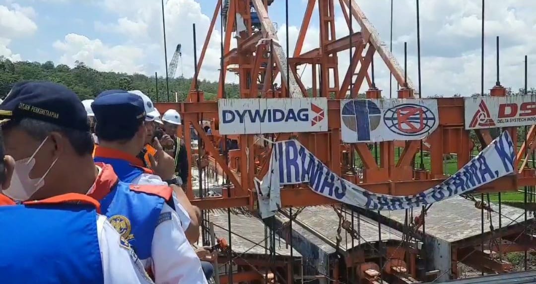 Jajaran PT KAI meninjau Jembatan KA Sungai Glagah di Desa Linggapura, Kecamatan Tonjong, Kabupaten Brebes yang masih dalam proses pengerjaan