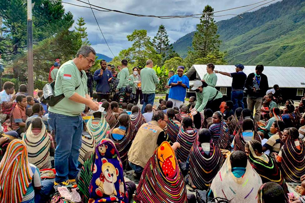 Setwapres bersama PPAD mengadakan program sosial yang bertajuk bertajuk “Kitorang Melihat Terang di Ufuk Timur” di Puncak Jaya, Papua. 