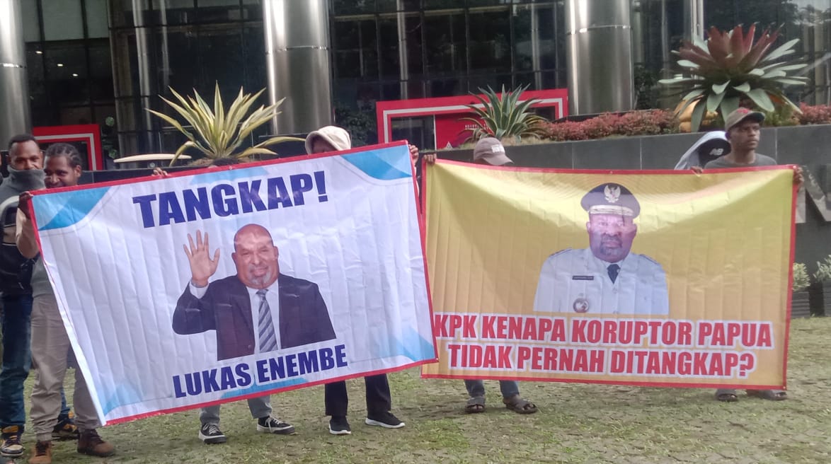 Aksi Konferensi Mahasiswa Papua (KMP) mendesak KPK untuk segera melanjutkan prosedur pemanggilan Gubernur Papua Lukas Enembe.
