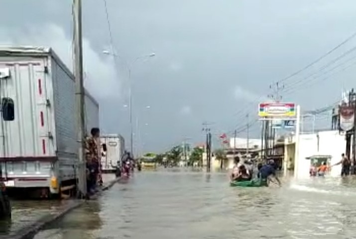 Banjir dijalur pantura Semarang-Demak pada ruas sepanjang tiga kilometer Kaligawe-Genuk, timbulkan kemacetan hingga lima kilometer, Selasa (