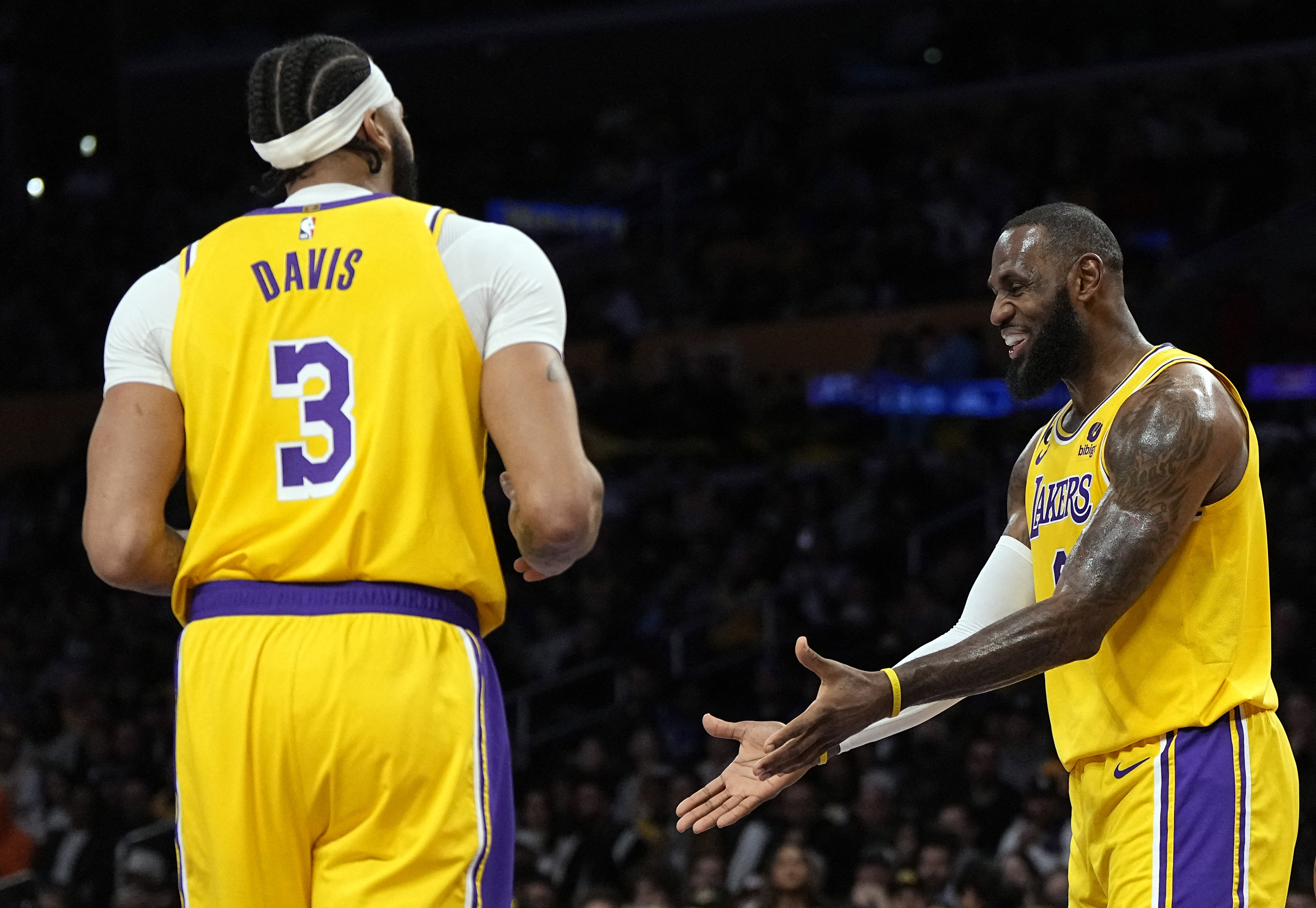 Duet bintang Los Angeles Lakers Anthony Davis (kiri) dan LeBron James