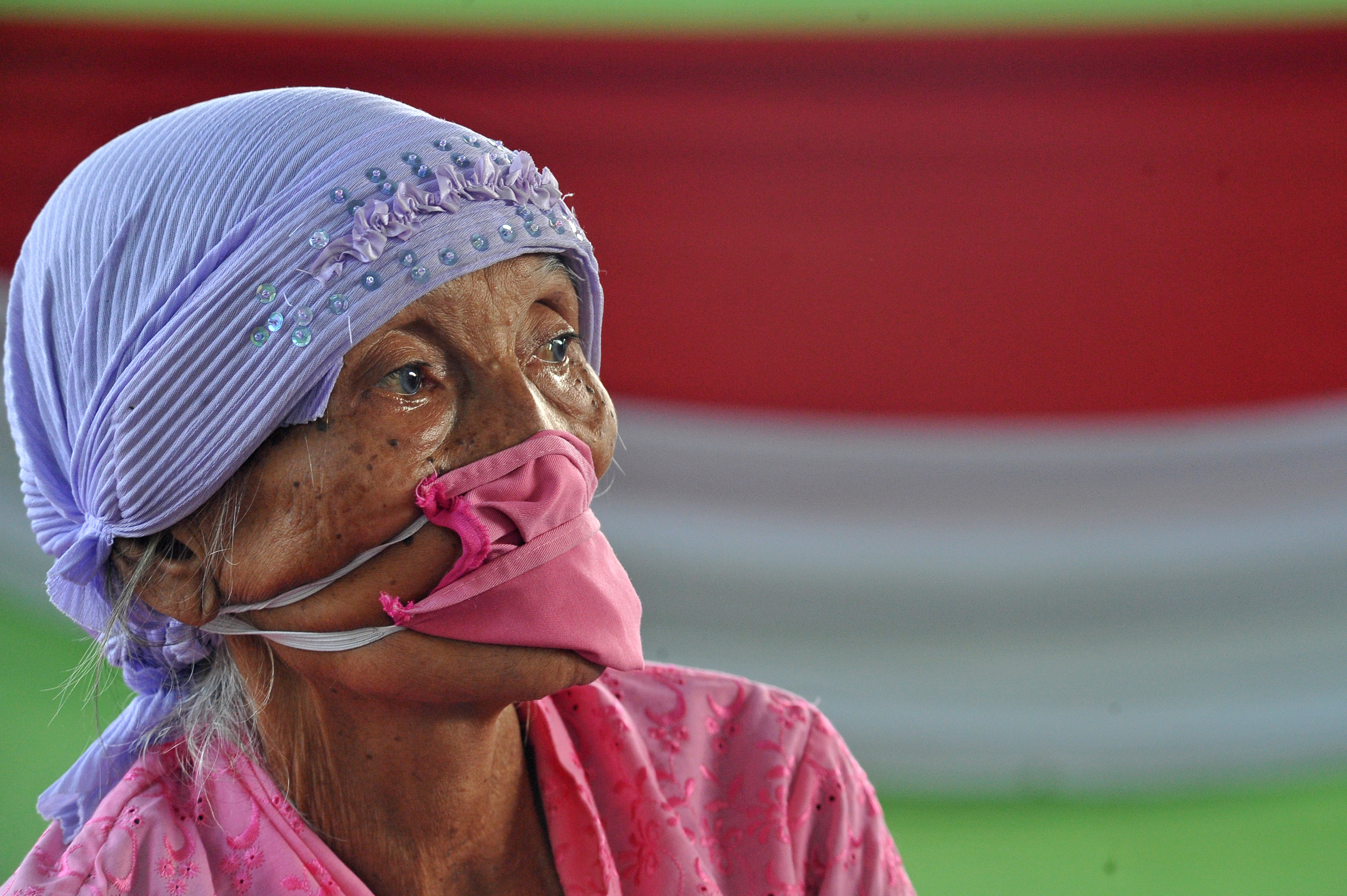 Seorang warga lanjut usia (lansia) menunggu giliran untuk disuntik vaksin COVID-19 dosis pertama, di Kota Baru, Jambi