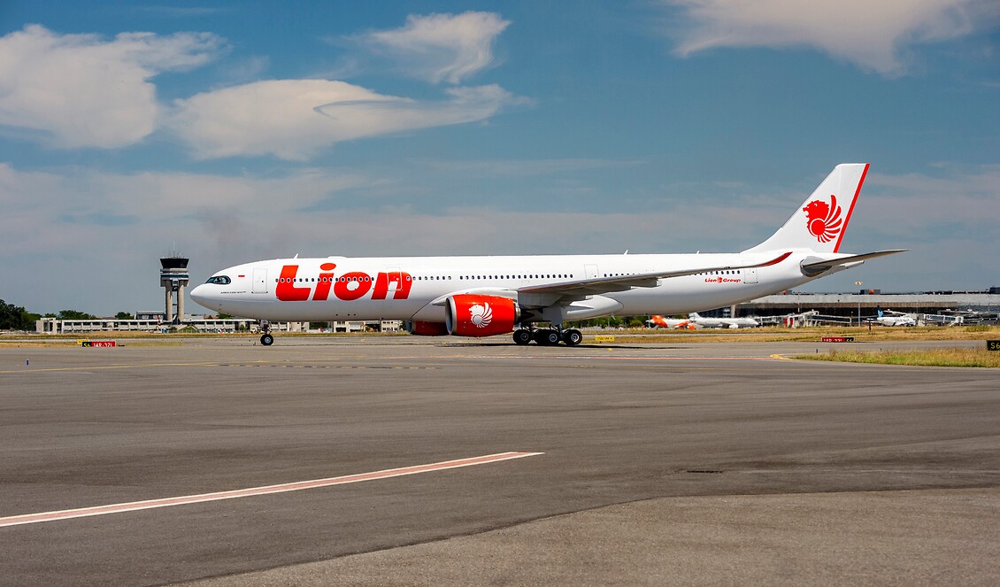 Pesawat Lion Air tipe Airbus 330-900 NEO yang membawa jamaah umrah dari Bandar Udara Internasional Minangkabau di Padang Pariaman, Sumbar.