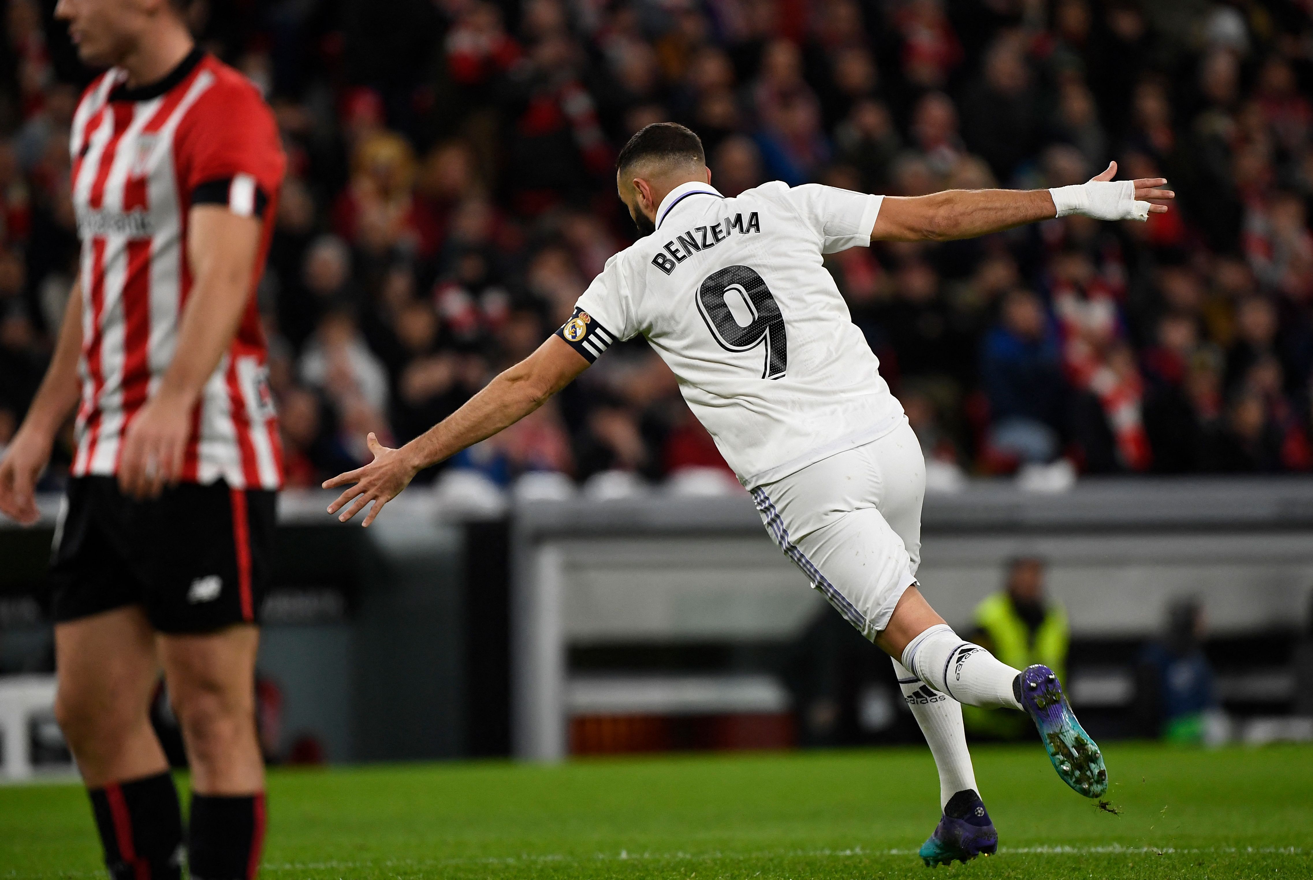 Pemain Real Madrid Karem Benzema selebrasi usai melesakkan gol ke gawang Athletic Bilbao di Stadion San Mames Barria, Senin (23/1). 