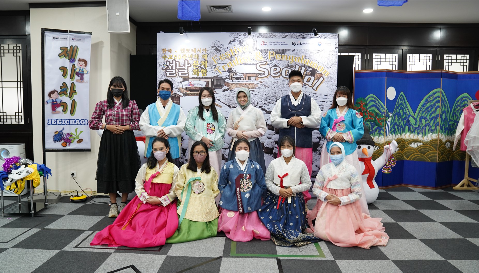 Pengunjung berpose mengenakan hanbok saat acara peringatan Seollal yang diadakan KCCI.