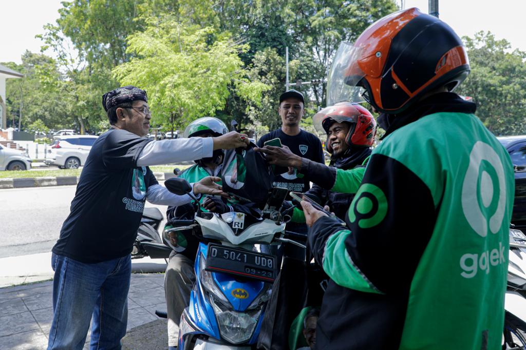 Kowarteg Indonesia gelak aksi sosial di Kabupaten Bandung dengan membagikan paket nasi, Selasa (24/1/2023)