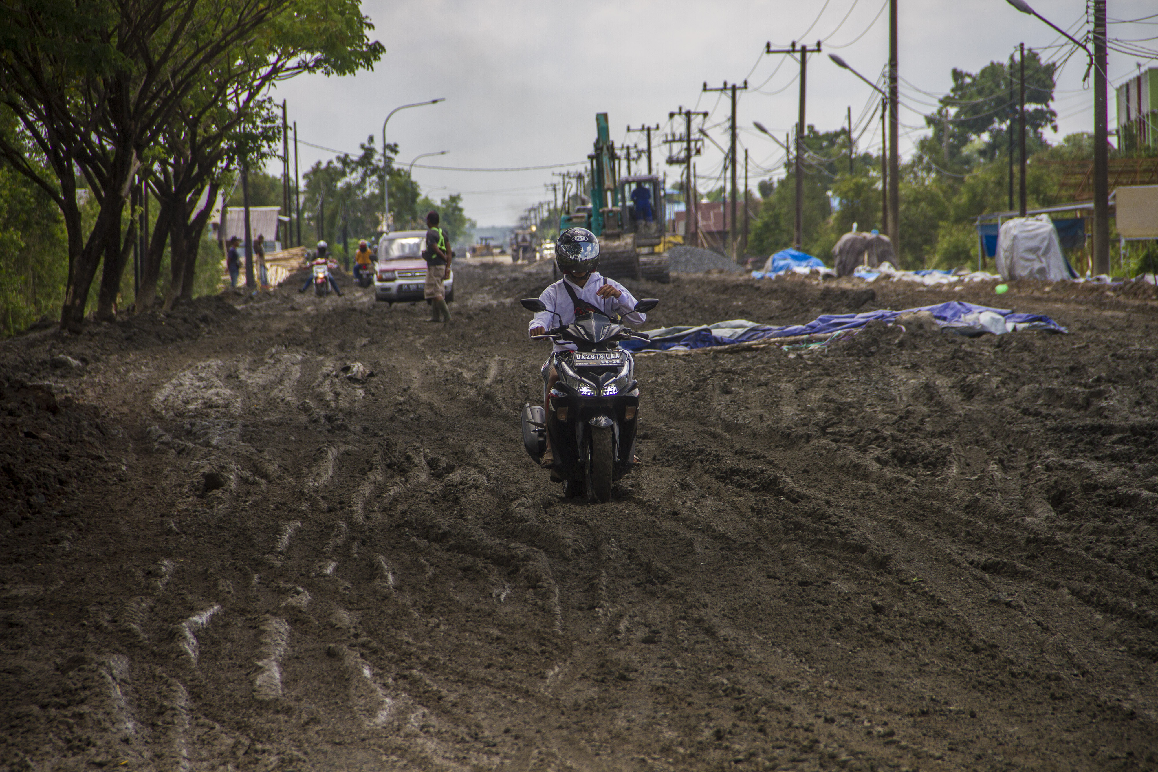 Pengendara sepeda motor melintas di jalan Trans Kalimantan yang rusak di Kecamatan Liang Anggang, Banjarbaru, Kalimantan Selatan. Kerusakan 