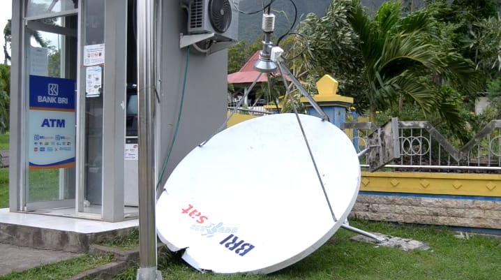 Piringan Vsat yang ada di sebuah ATM BRI di Larantuka jatuh akibat angin kencang.