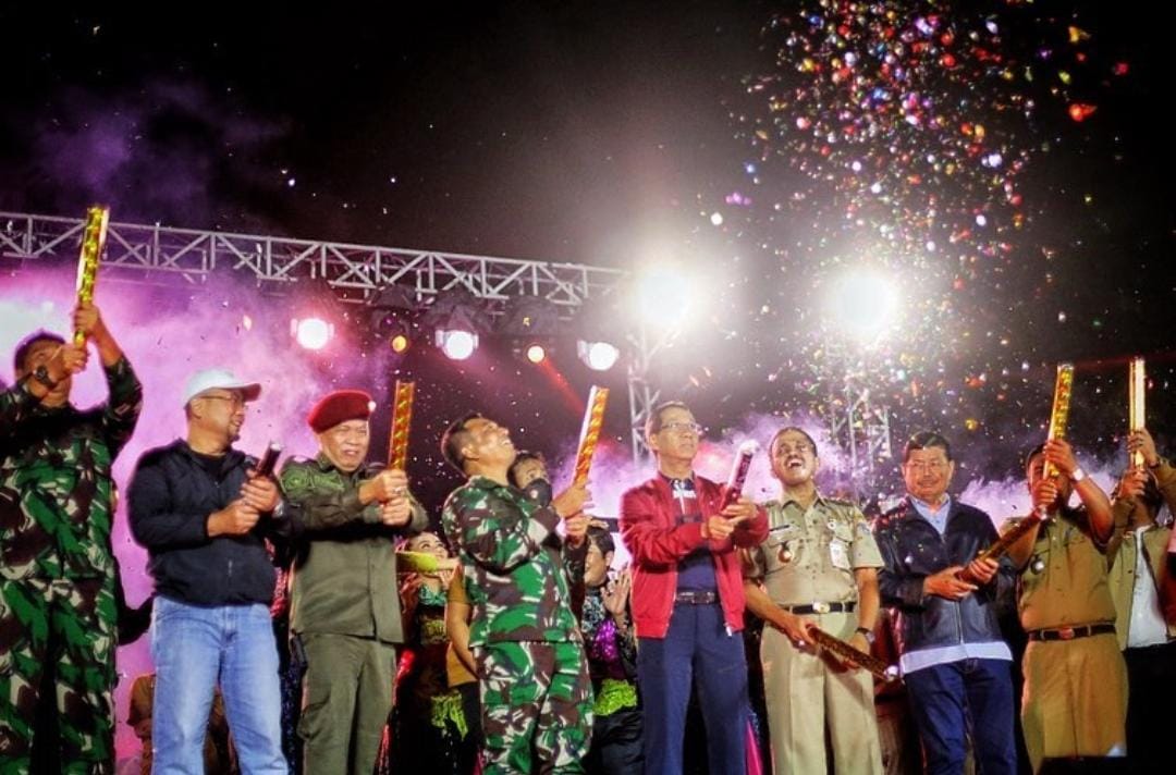 Pj Gubernur DKI Jakarta Heru Budi Hartono (jaket merah) bersama Forkopimda DKI Jakarta saat pergantian tahun 2022-2023 di TMII Jakarta