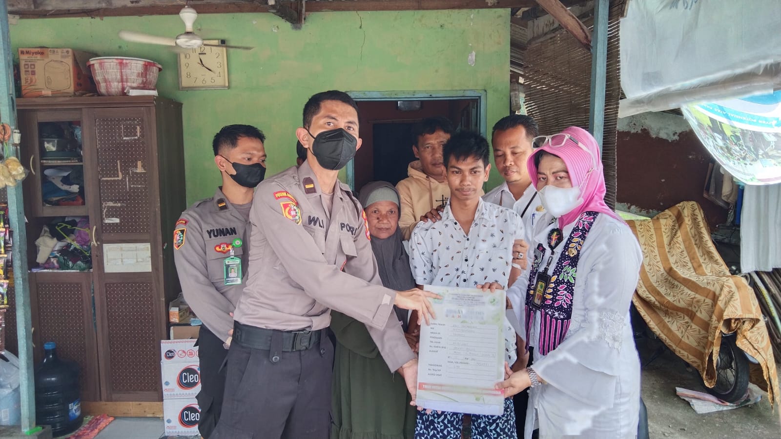 Suporter Arema FC yang menjadi korban Tragedi Kanjuruhan, Vicky Hermansyah, saat dijemput untuk rehabilitasi medis di Sidoarjo, Rabu (11/1).