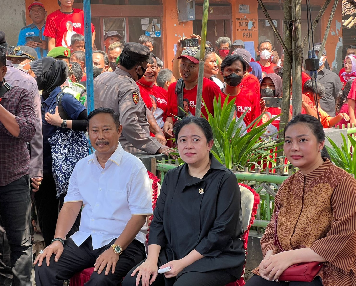 Anggota DPR RI Fraksi PDI Perjuangan, Paramitha Widya Kusuma (kanan) bersama Ketua DPR Puan Maharani