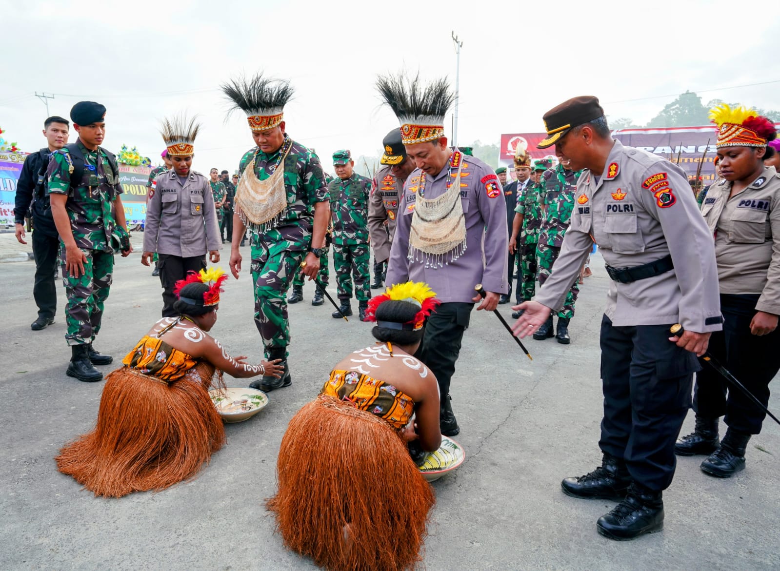 Kapolri Jenderal Listyo Sigit Prabowo dan Panglima TNI Laksamana Yudo Margono meresmikan gedung baru Polda Papua, Minggu (8/1).