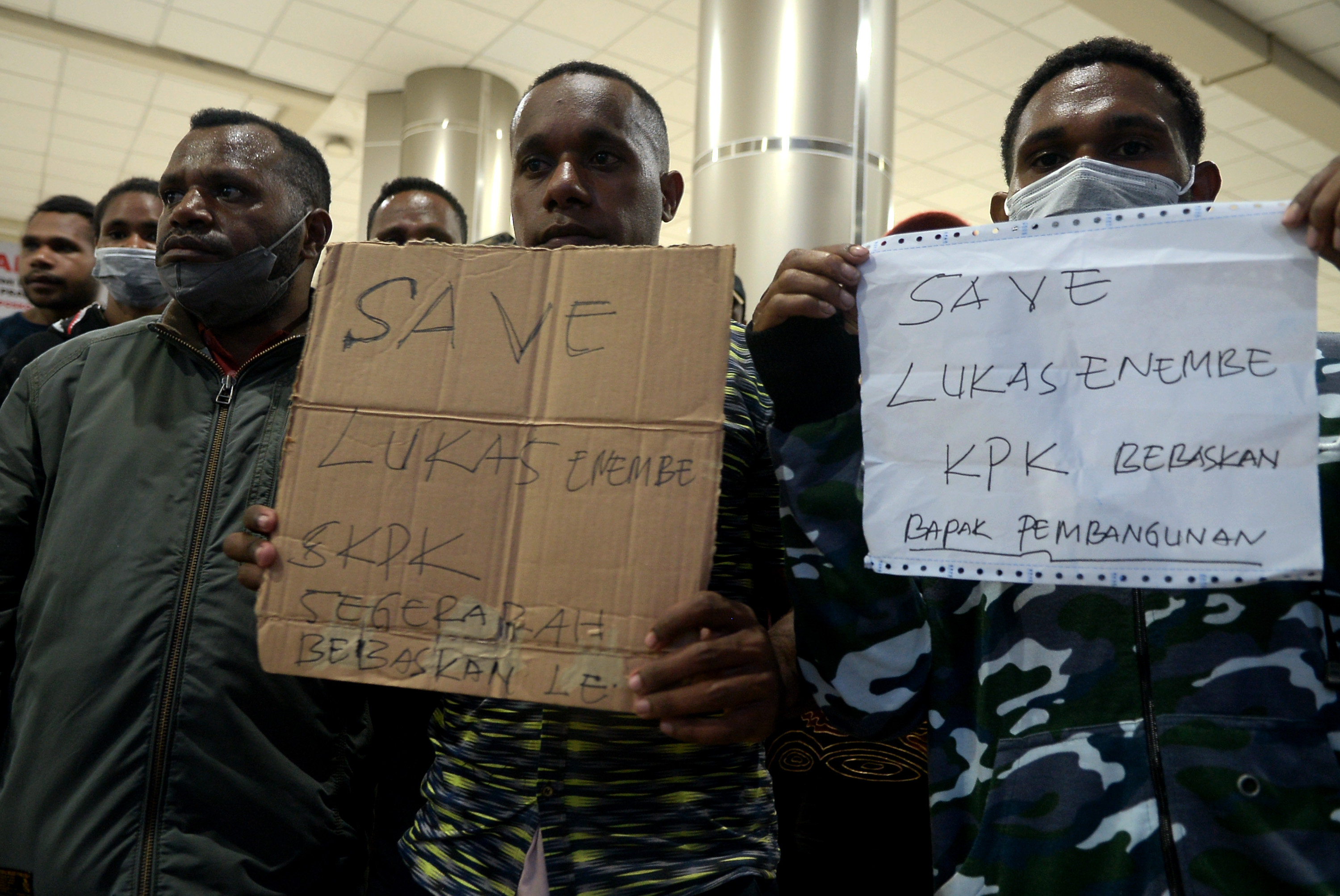 Sejumlah mahasiswa Papua menyatakan dukungan moril terhadap Gubernur Lukas Enembe di Bandara Sam Ratulangi, Sulut, Selasa (10/1).