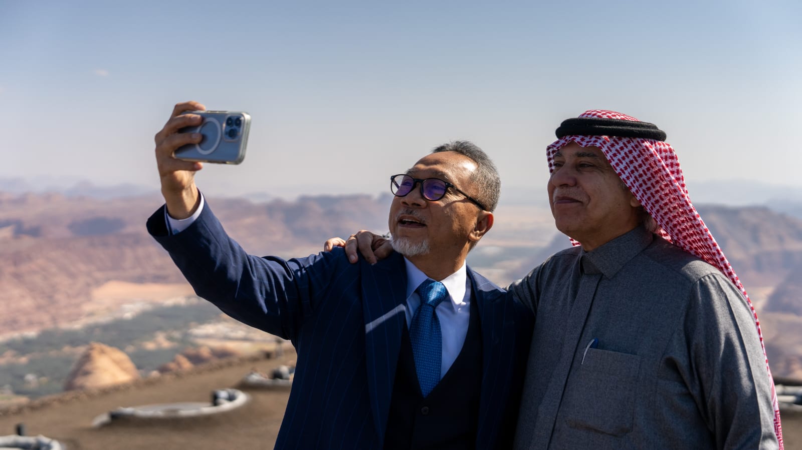 Mendag Zulkifli Hasan berfoto bersama Mendag Arab Saudi Majid bin Abdullah Al-Qasabi