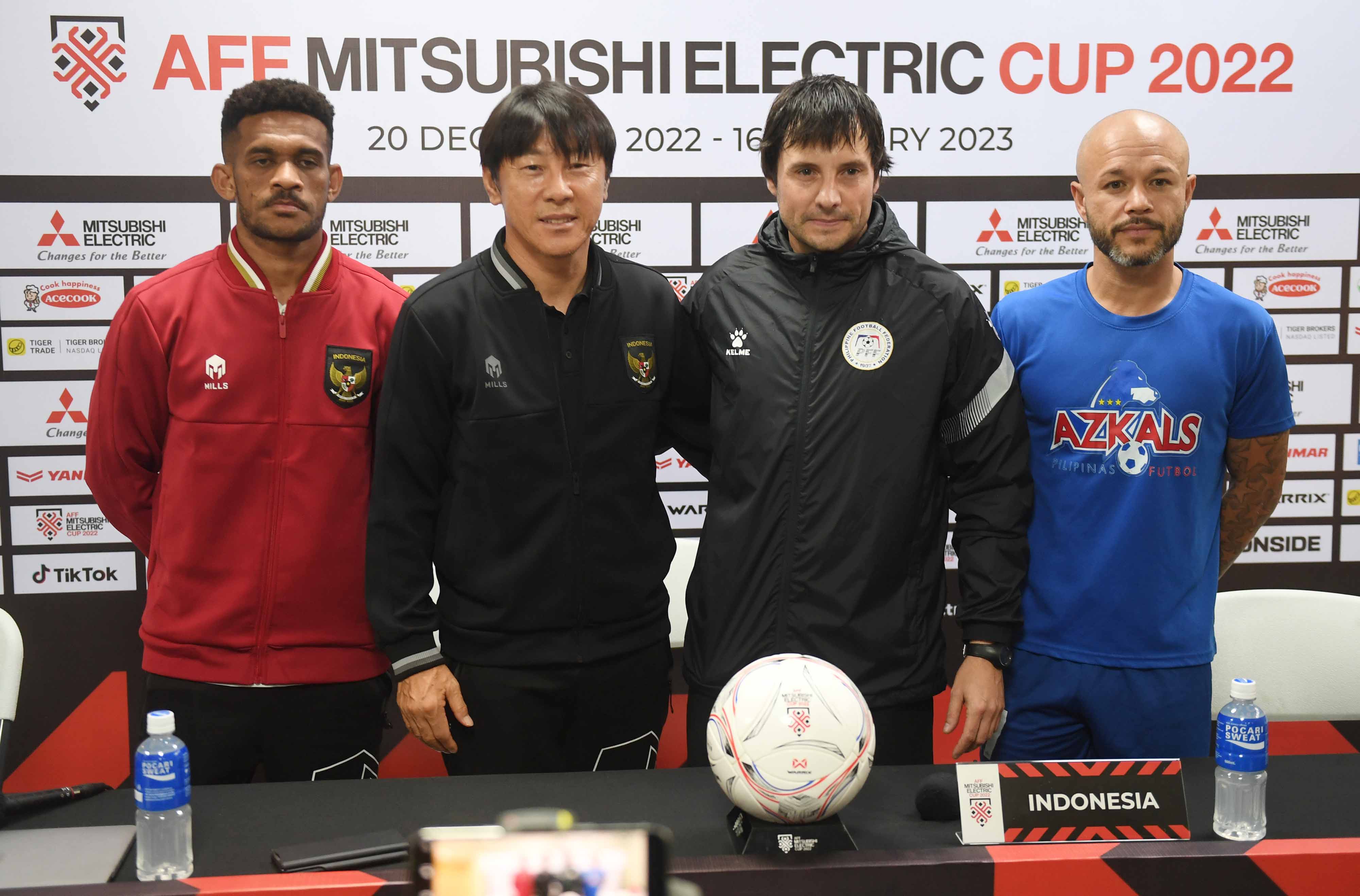 Pelatih tim nasional Filipina Josep Ferre (kedua dari kanan).