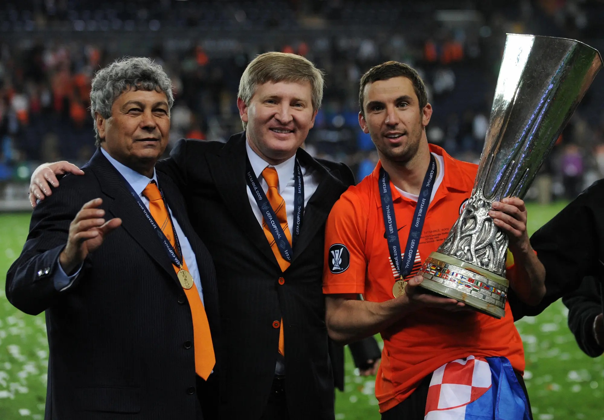 Presiden Shakhtar Donetsk Rinat Akhmetov (tengah). 