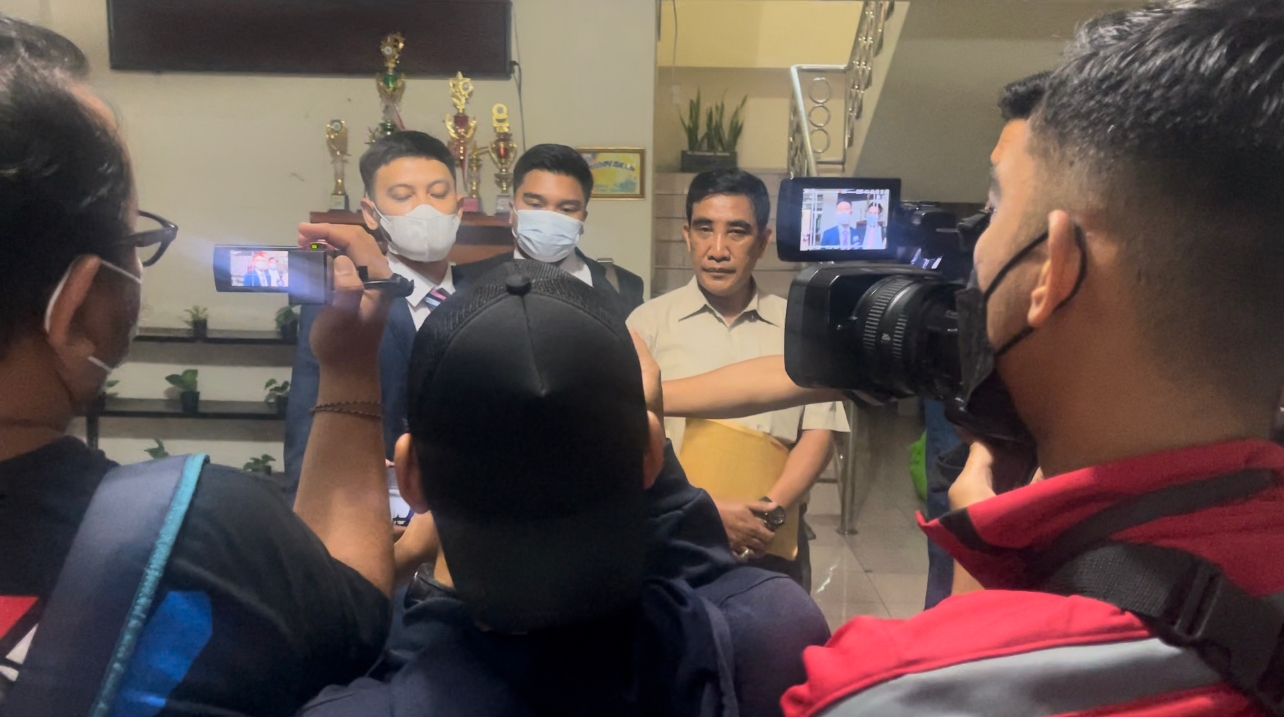  Dwi Aluwi, pengacara pada Kantor Gani Djemat & Partners selaku kuasa hukum beberapa warga di Kelurahan Setu, Kec.Cipayung, Jaktim.