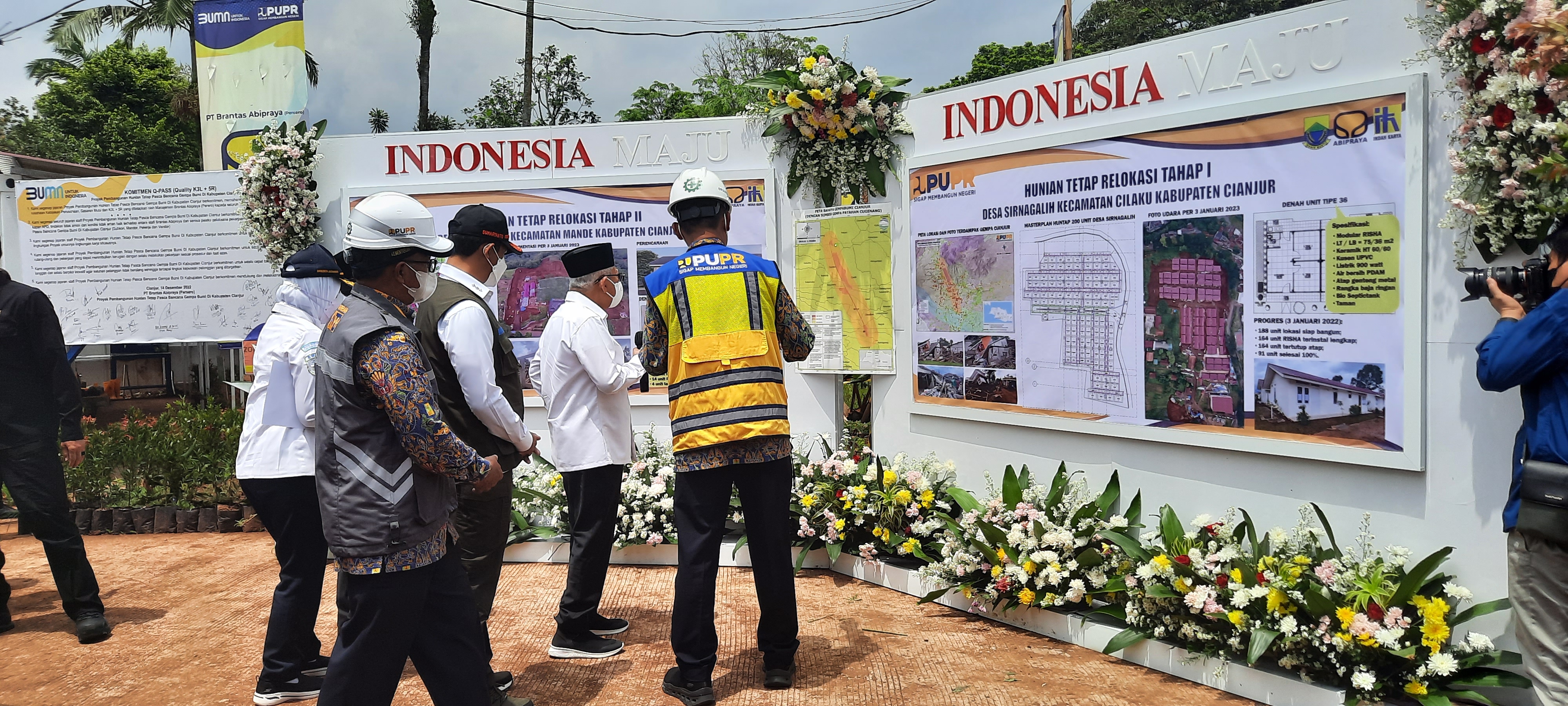 Wapres Ma'ruf Amin mendengarkan penjelasan Dirjen Perumahan Kementerian PUPR Iwan Suprijanto di Desa Sirnagalih, Cianjur, Rabu (4/1).