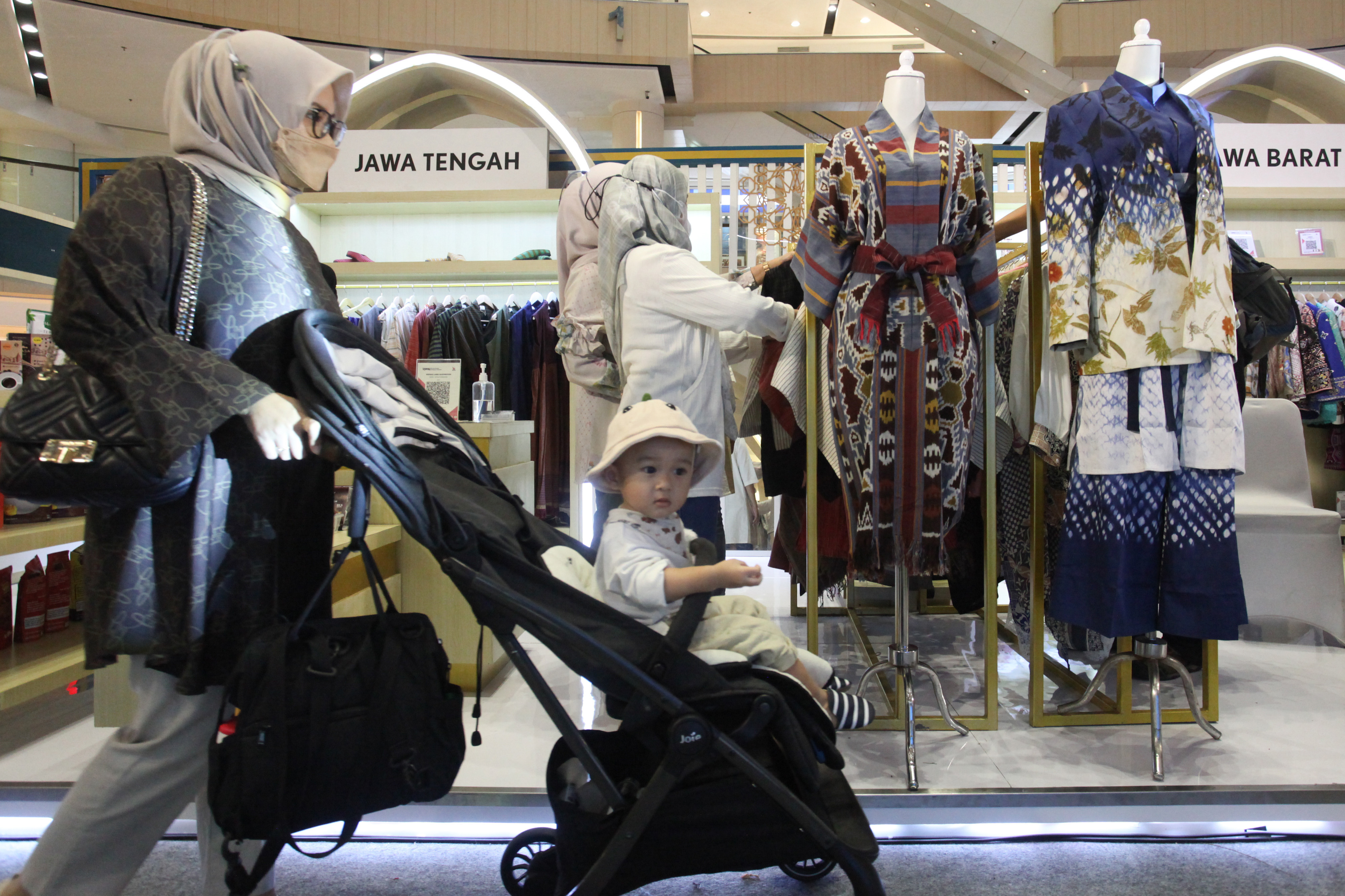 Warga memilih produk unggulan yang dipamerkan di Festival Ekonomi Syariah Jawa 2022 di Surabaya, Jawa Timur.