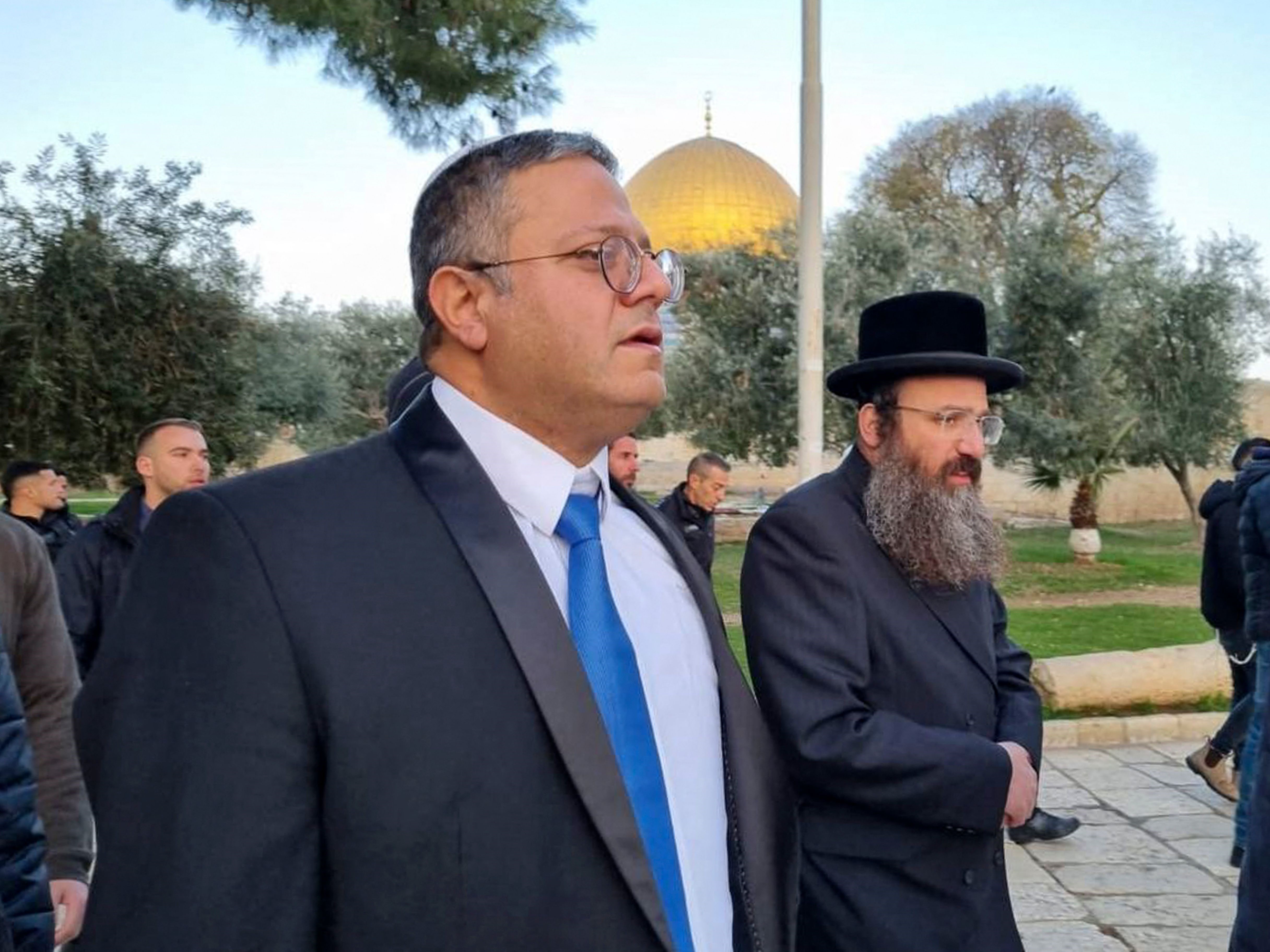 menteri Israel dan ketua partai Kekuatan Yahudi Itamar Ben-Gvir (Tengah) berjalan melalui halaman kompleks masjid Al-Aqsa Jerusalem.