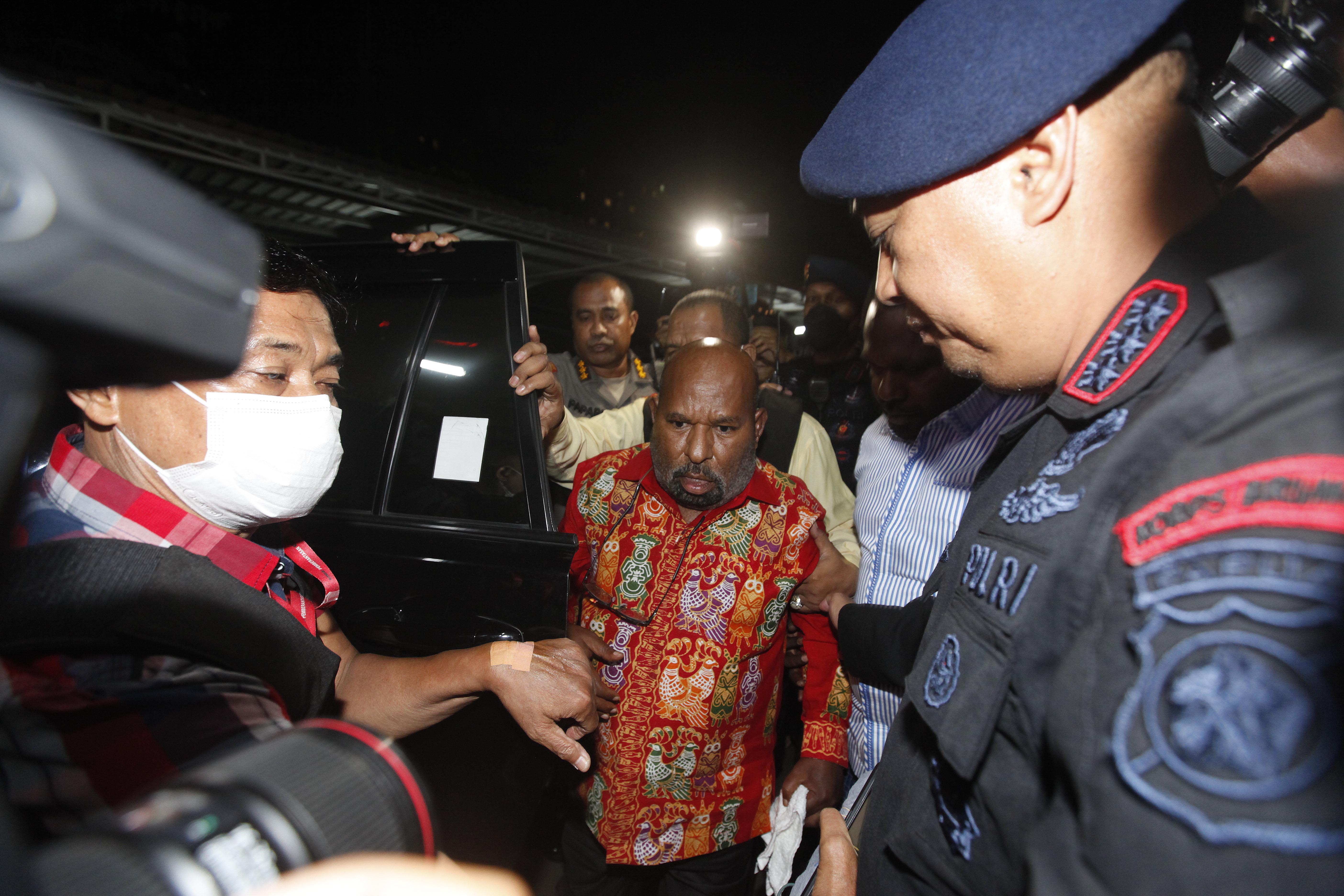 Gubernur Papua Lukas Enembe dikawal petugas masuk ke Paviliun Kartika, RSPAD Gatot Subroto, Jakarta, Selasa (10/1) malam.