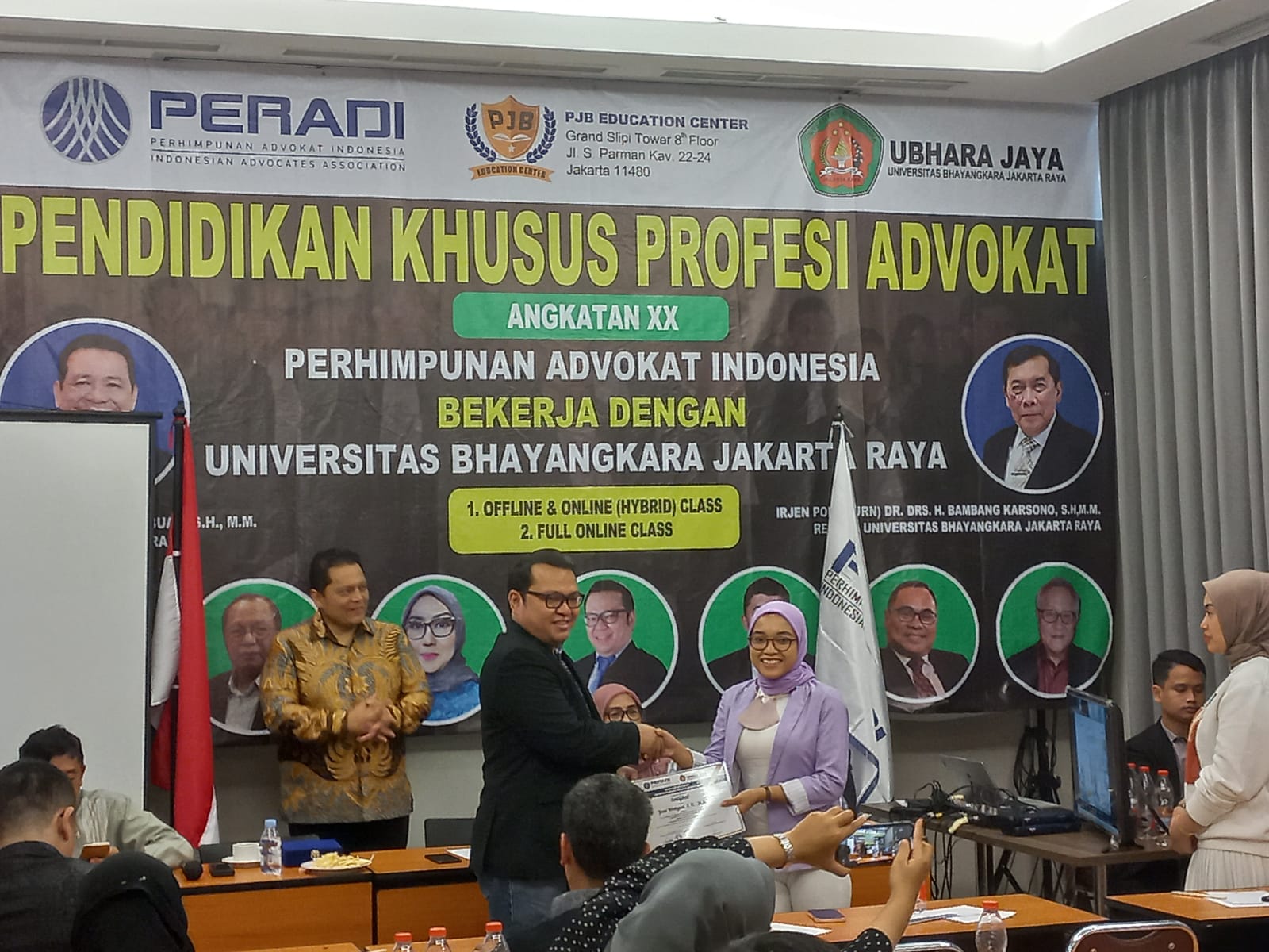 Ketua DPC Peradi Jakarta Barat Suhendra Asido Hutabarat (kiri) memberikan sertifikat kepada peserta PKPA