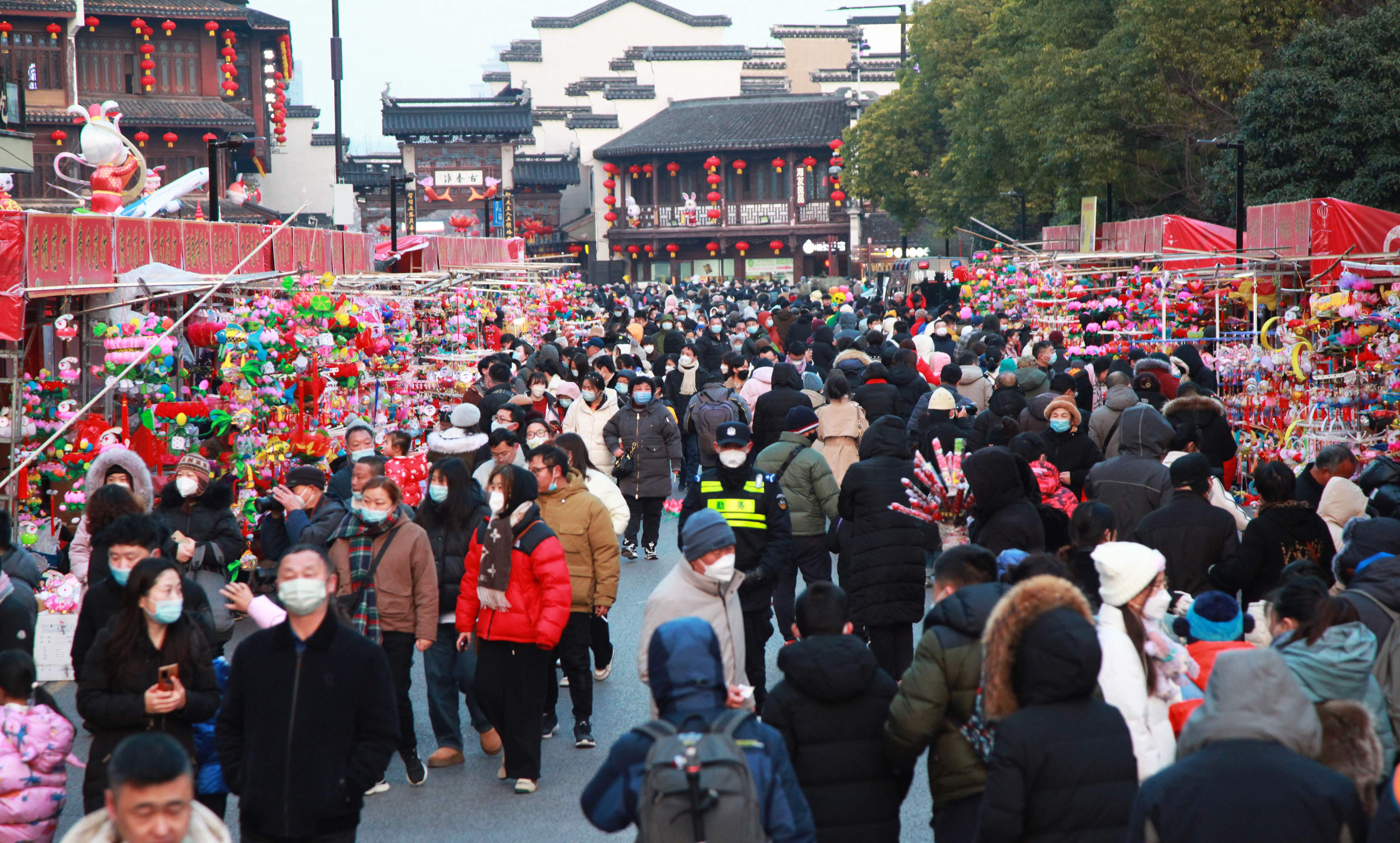 Foto yang diambil Selasa (24/1/2023) menunjukkan warga Tiongkok mengunjungi pasar lampion di Fuzimiao, Nanjing, Provinsi Jiangsu, Tiongkok.