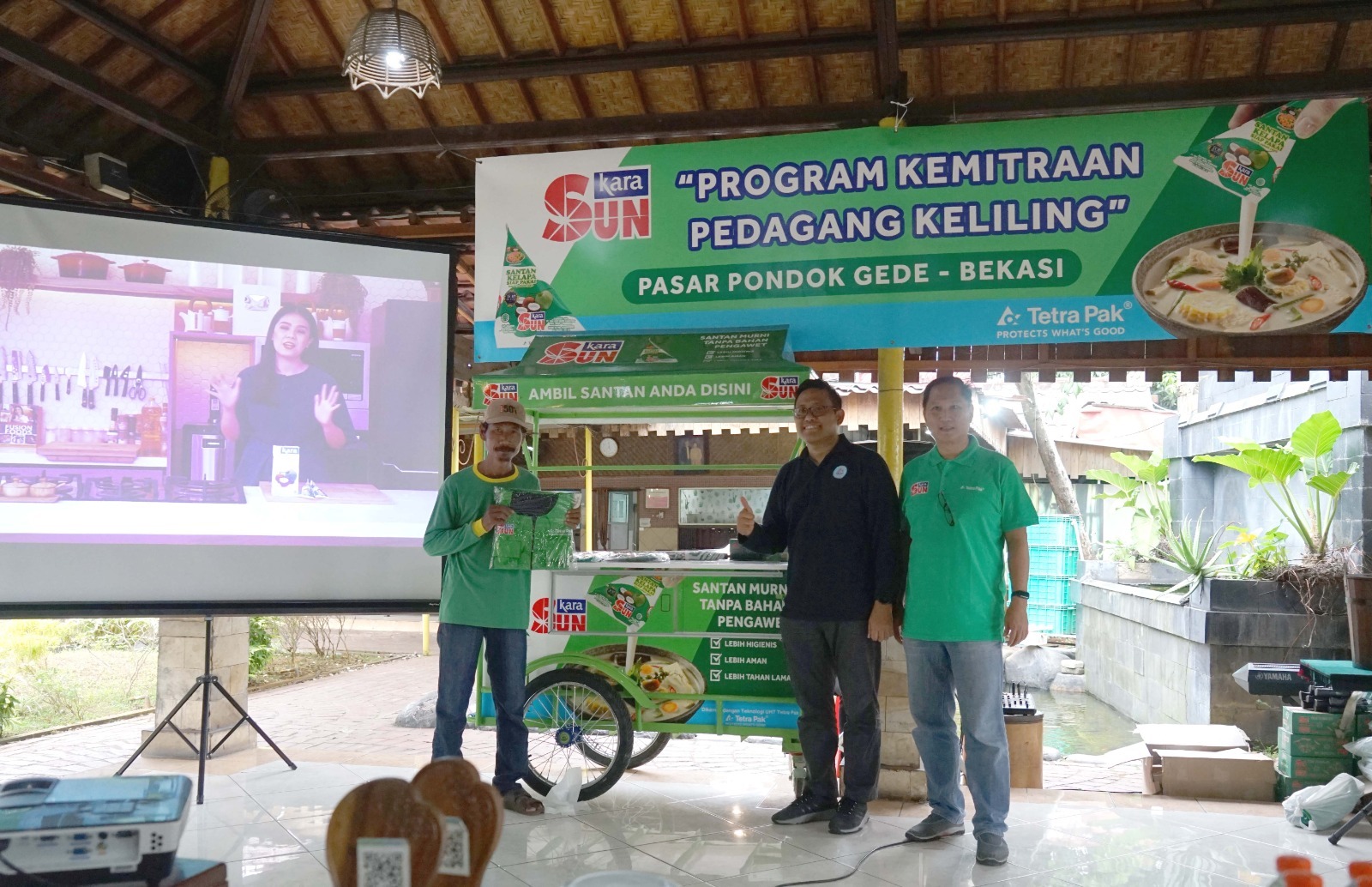 Kerja sama KARA dan Tetra Pak memberikan gerobak kepada pedagang sayur keliling