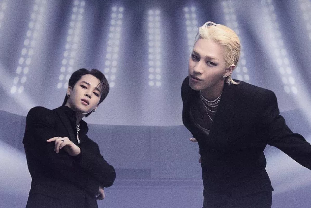 Jimin BTS (kiri) dan Taeyang BIGBANG