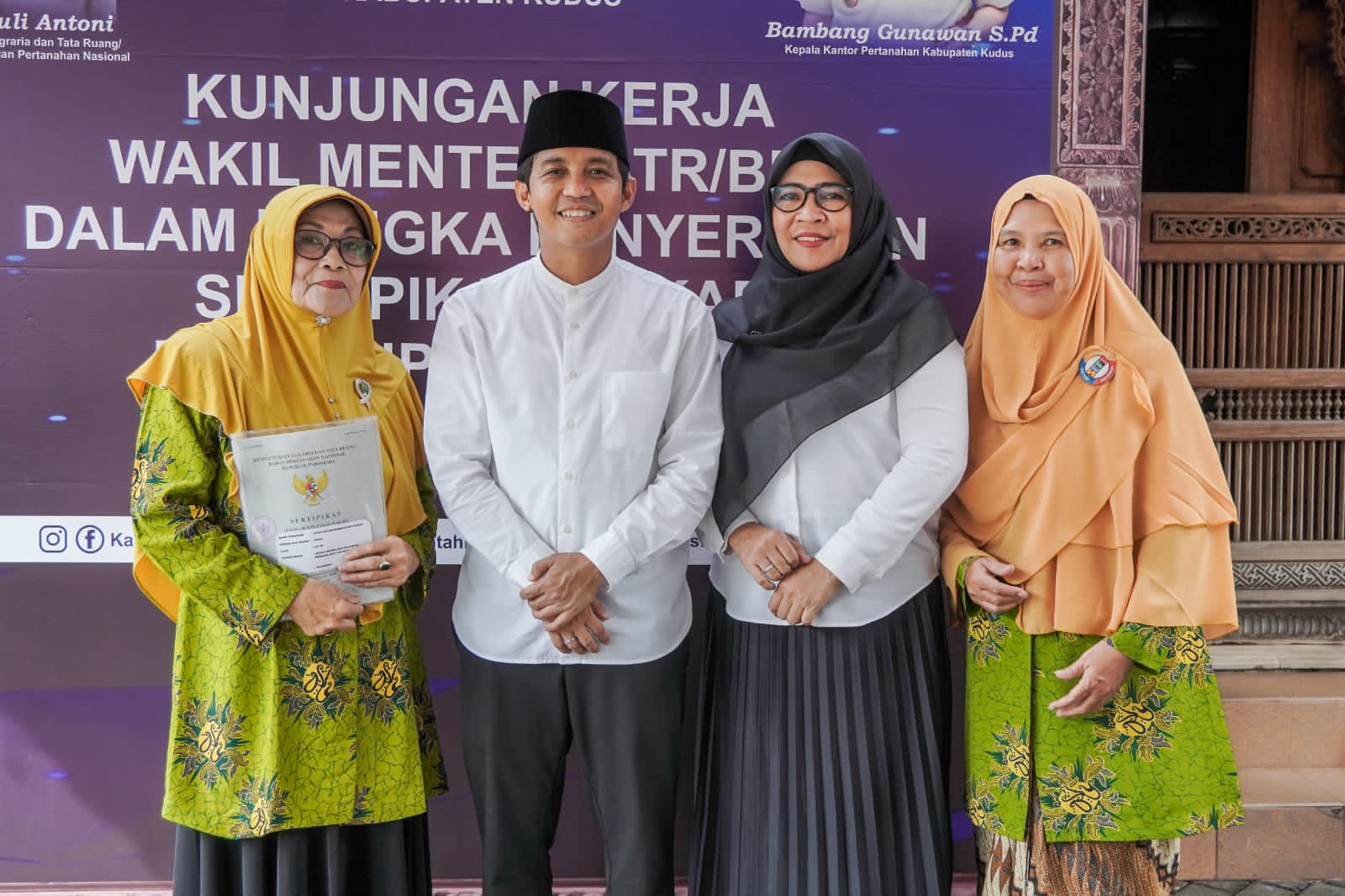  Wamen ATR/BPN Raja Juli Antoni saat menyerahkan sertifikat tanah TK Aisyiyah Bustanul Athfal Kota Kudus, Jateng