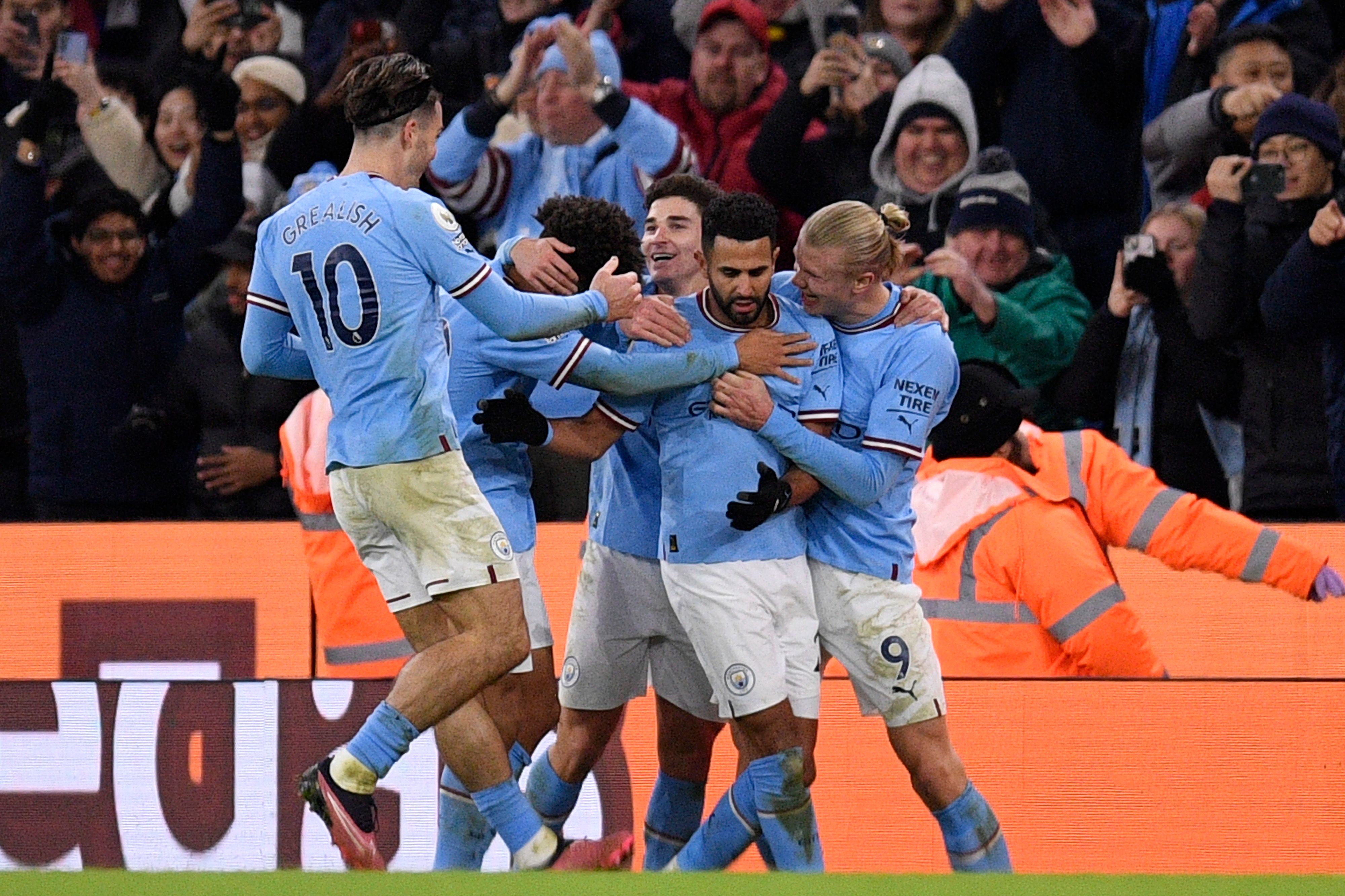 Para pemain Manchester City melakukan selebrasi usai mencetak gol ke gawang Tottenham Hotspur di laga Liga Primer Inggris.