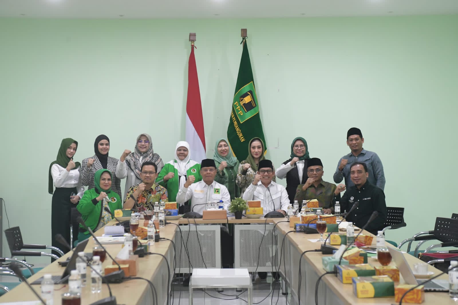 Plt Ketum DPP PPP Muhamad Mardiono (baju putih kiri) dan Wakil Ketum DPP PPP Bidang Kesejahteraan Rakyat, Rusli Effendi, seusai raker, Kamis