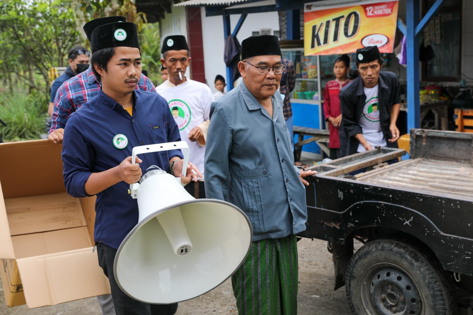 Relawan SDG Jawa Barat memberikan bantuan genset untuk Ponpes  Al-Barkah di Desa Tawong Banteng, Kec.Sukaratu, Kab.Tasikmalaya, Sabtu (7/1)