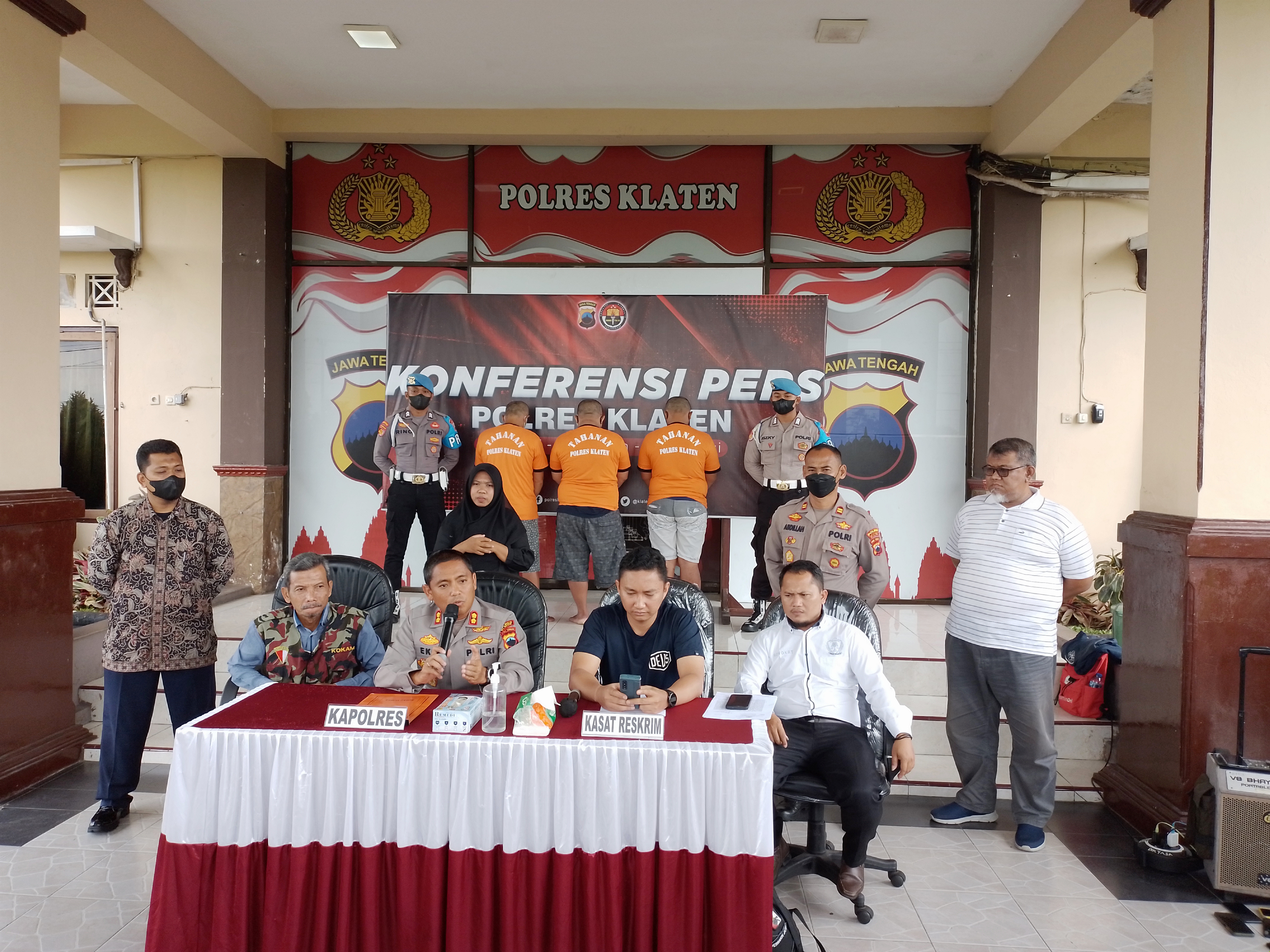 Polres Klaten, Jawa Tengah, mengumumkan penangkapan tiga pelaku penganiayaan