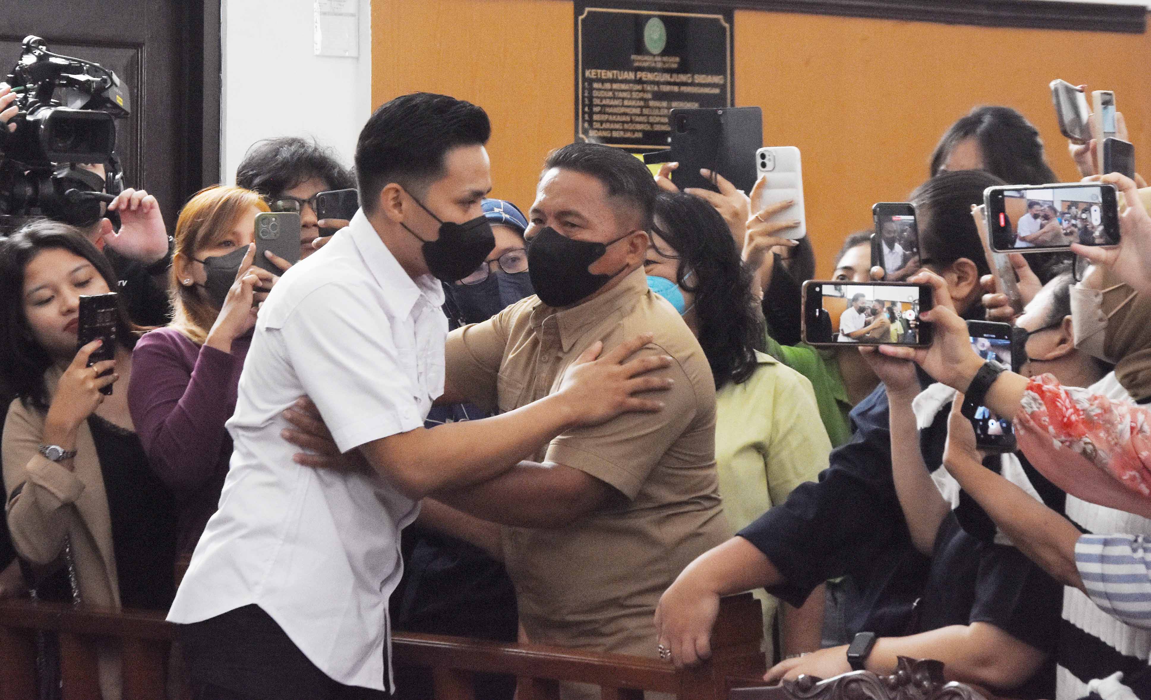 Terdakwa Richard Eliezer (kiri) memeluk orangtuanya usai mengikuti sidang lanjutan kasus pembunuhan berencana terhadap Brigadir Nopriansyah 