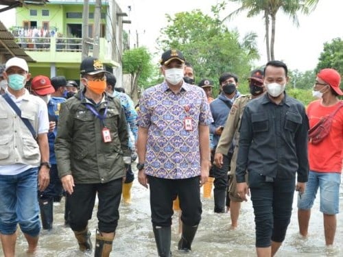 Bupati Tangerang Ahmed Zaki Iskandar (tengah).