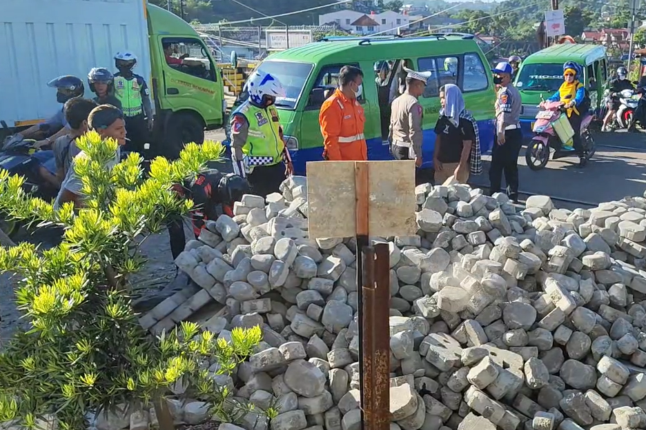 Bahan material yang tumpah dari truk yang terguling. 