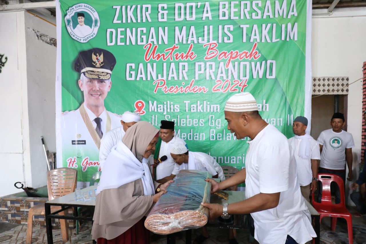  Relawan TGS Ganjar Pranowo Sumut memberikan bantuan sound system, karpet dan buku yasin kepada majelis taklim Amaliah, kota Medan, Rabu 