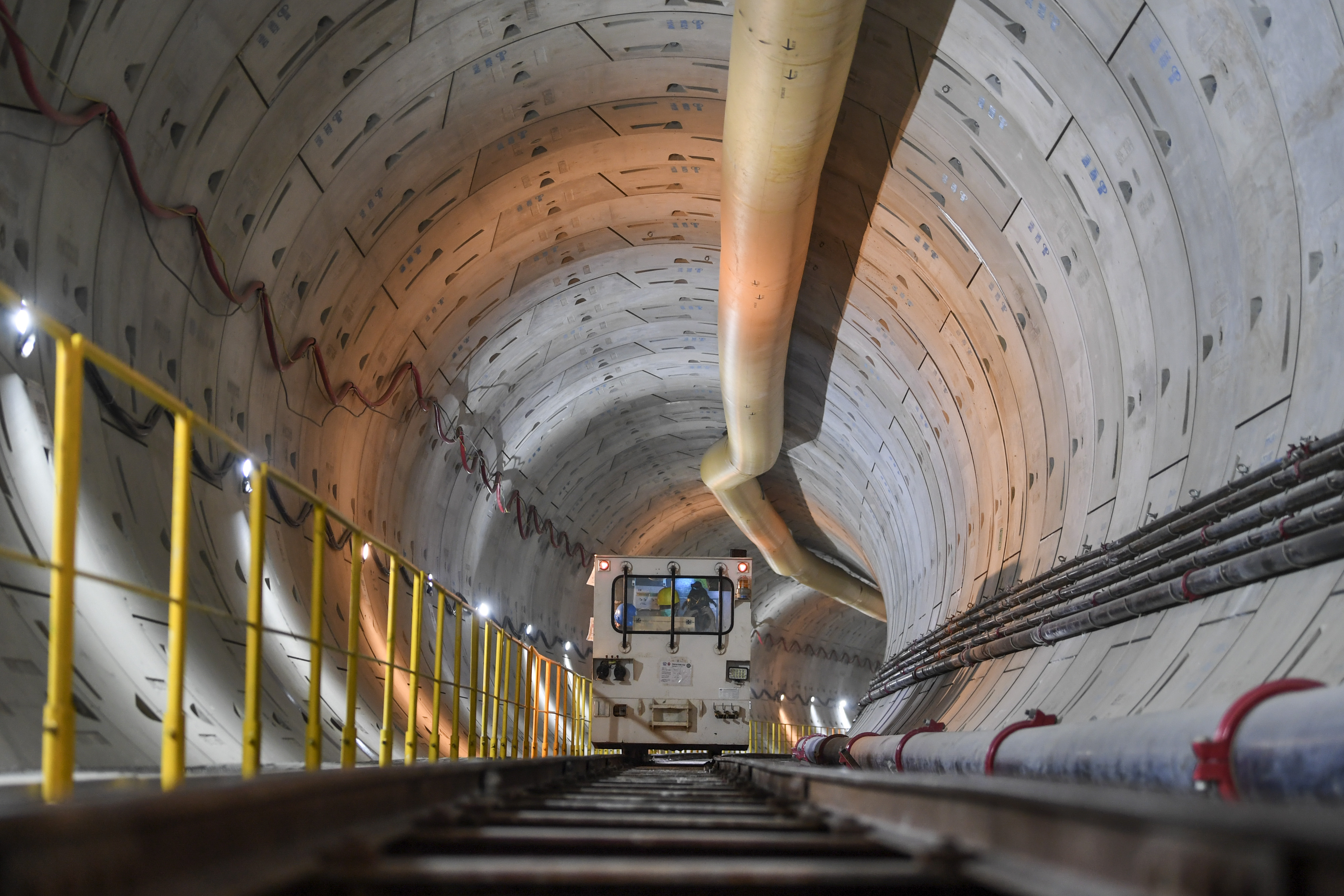 Pekerja berada di tunnel proyek pembangunan jalur MRT Jakarta fase 2A CP201 di kawasan Monumen Nasional (Monas), Jakarta
