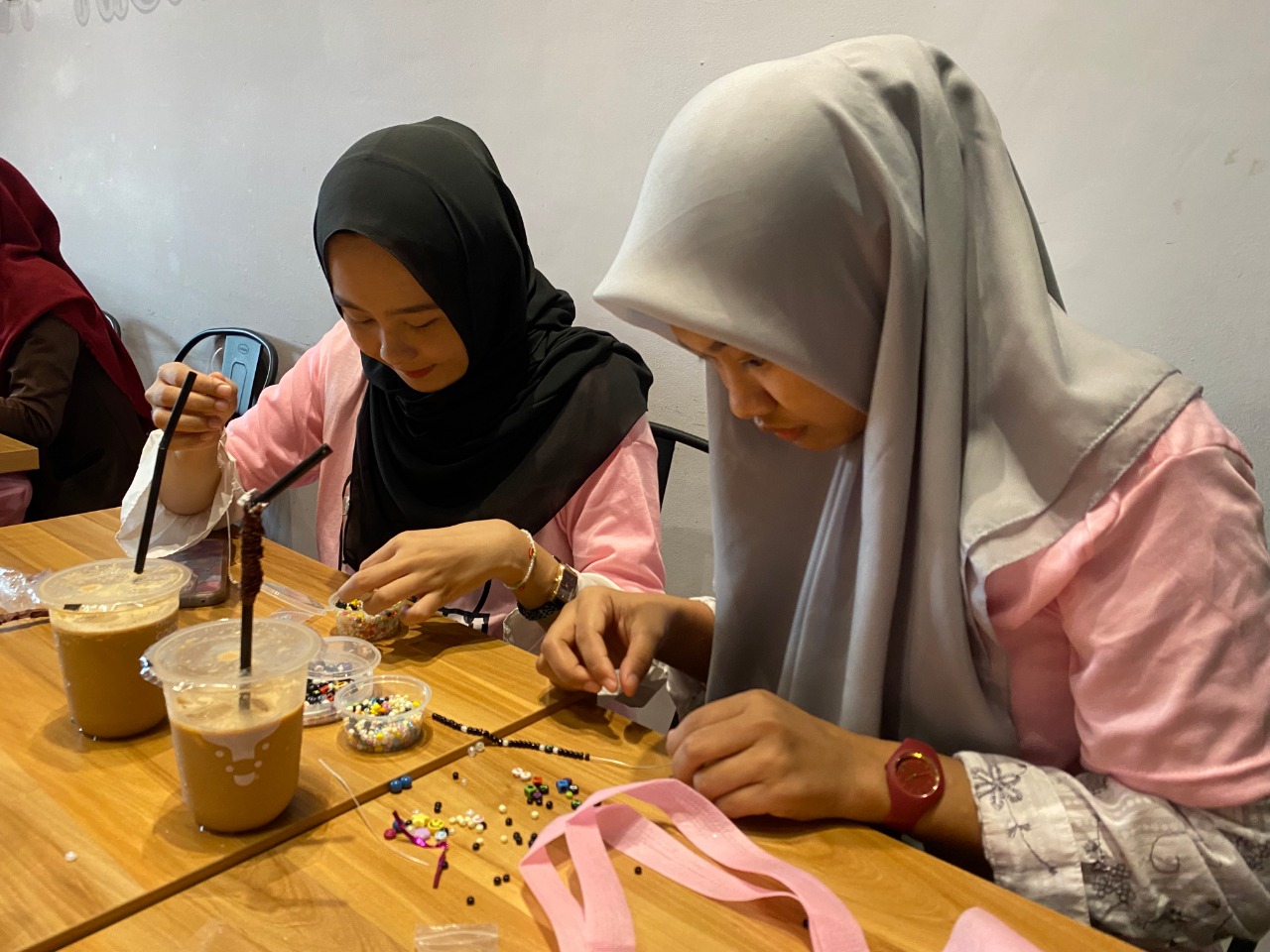 Srikandi Ganjar Sulsel menggelar workshop dengan tema Make Your Own Accesories With HoraCraft di Sei Timor, Kota Makassar
