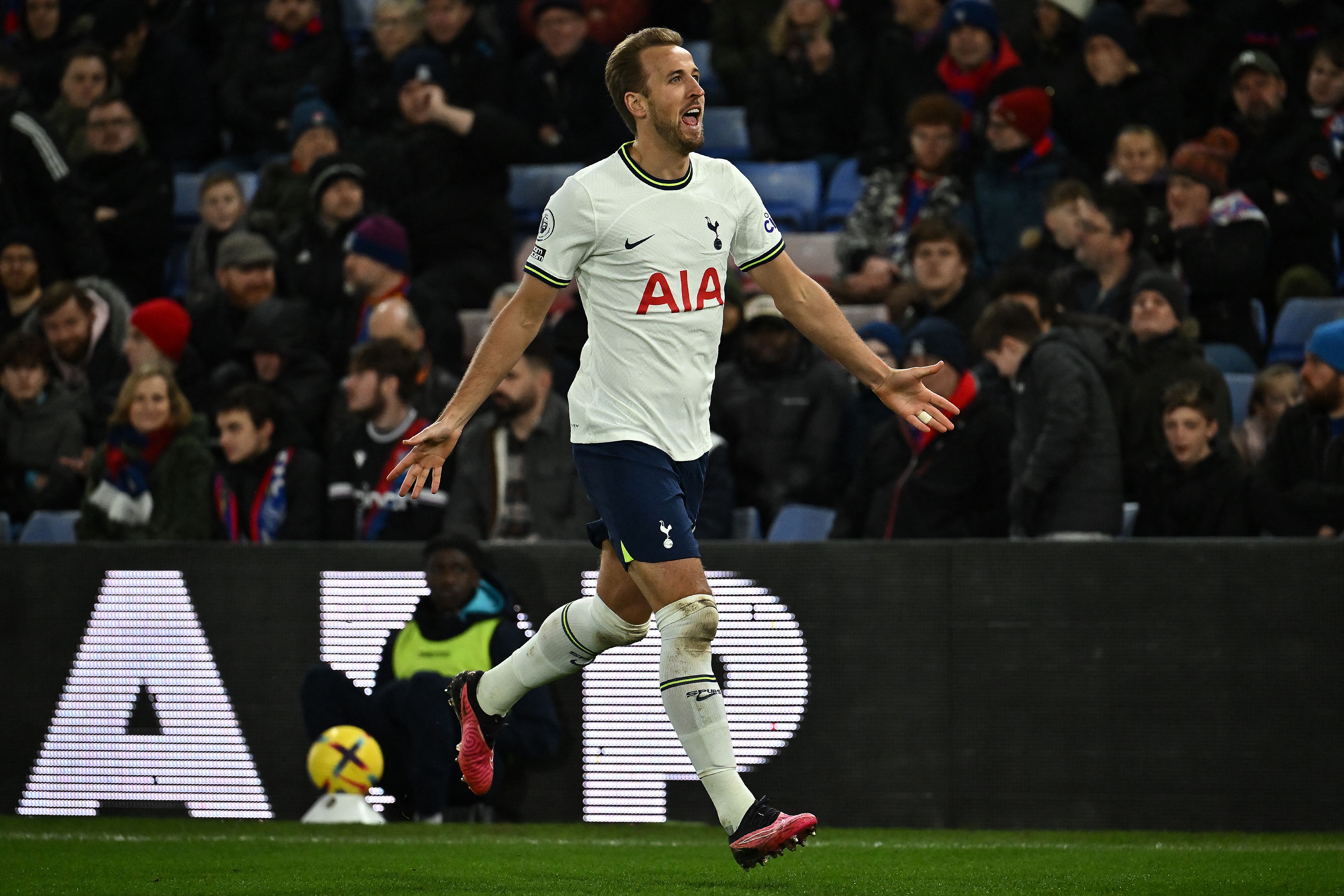 Penyerang Tottenham Hotspur Harry Kane melakukan selebrasi usai mencetak gol ke gawang Crystal Palace di laga Liga Primer Inggris.