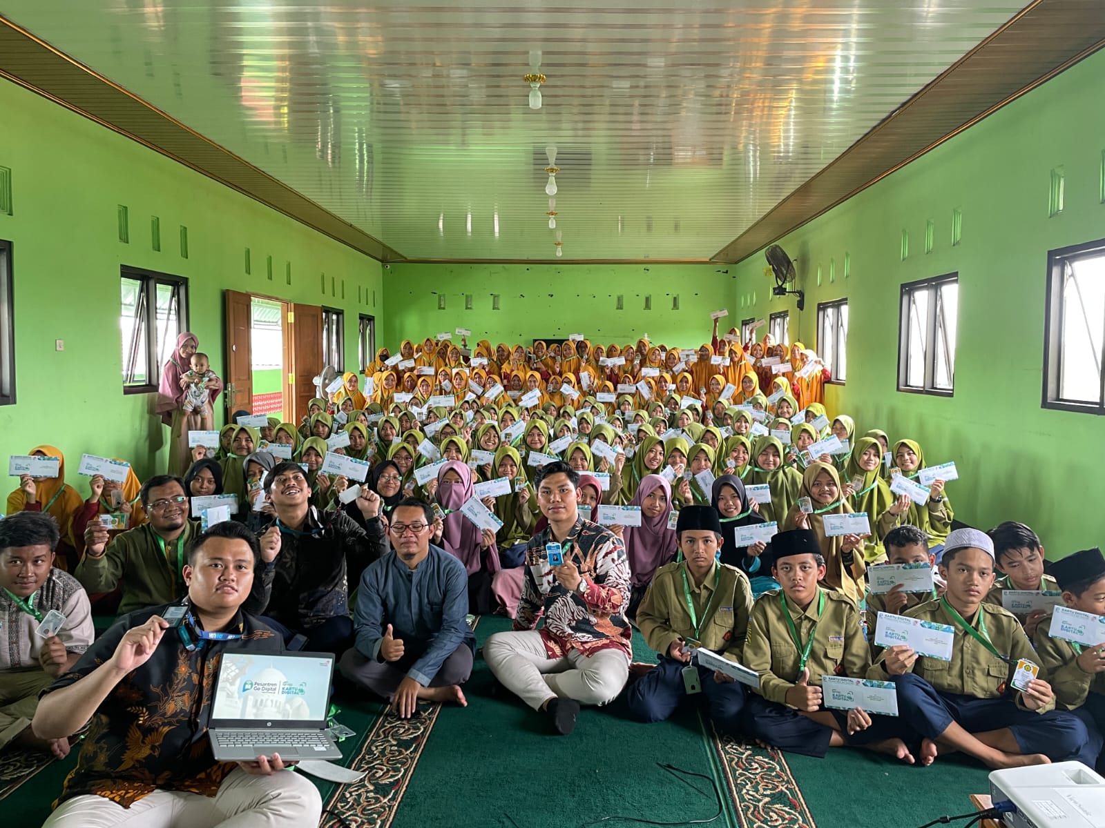 Praktisi program Pesantren Go Digital (PGD) dari PT Telkom bersama anak-anak pesantren