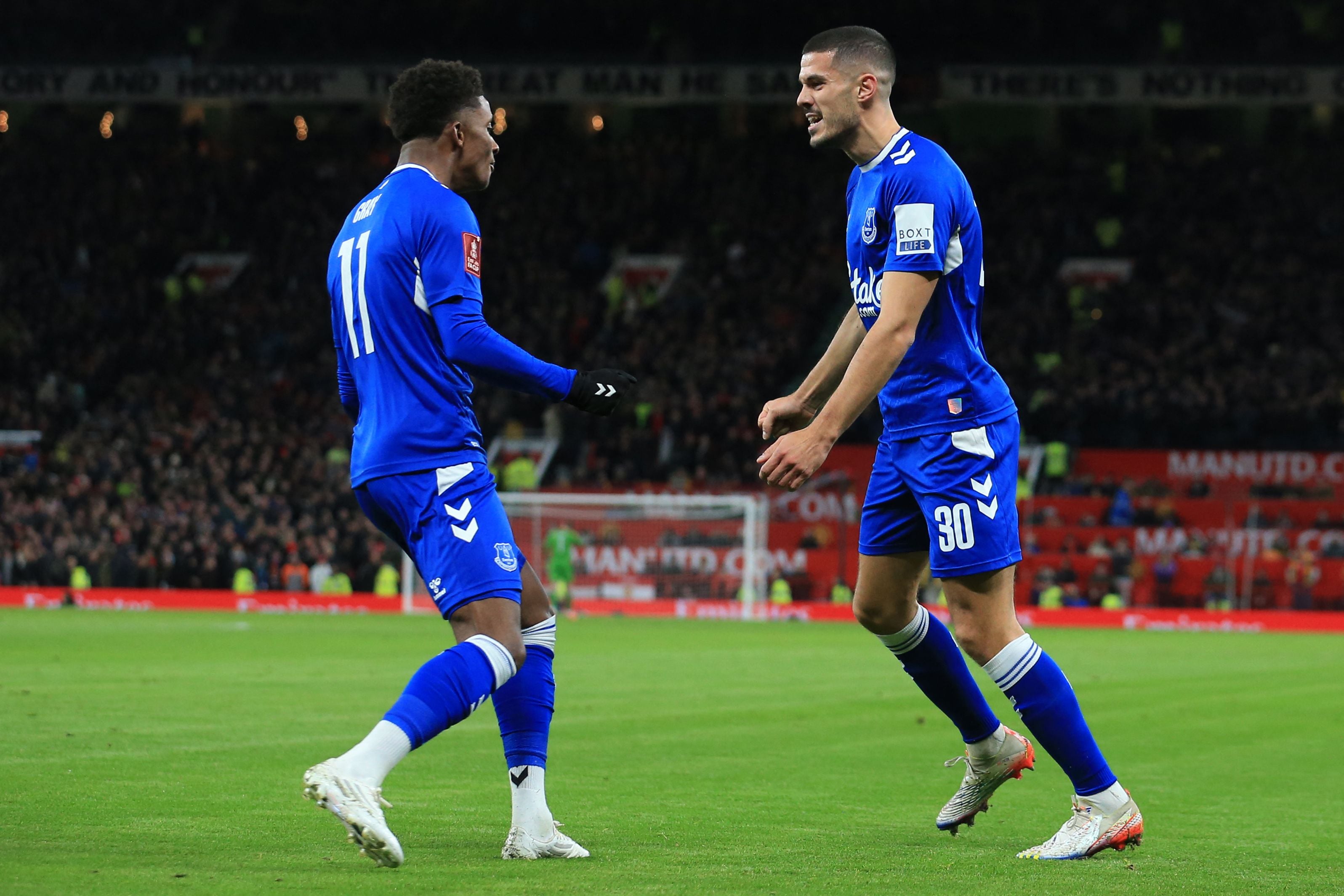 Pemain Everton Conor Coady (kanan) melakukan selebrasi bersama Demarai Gray