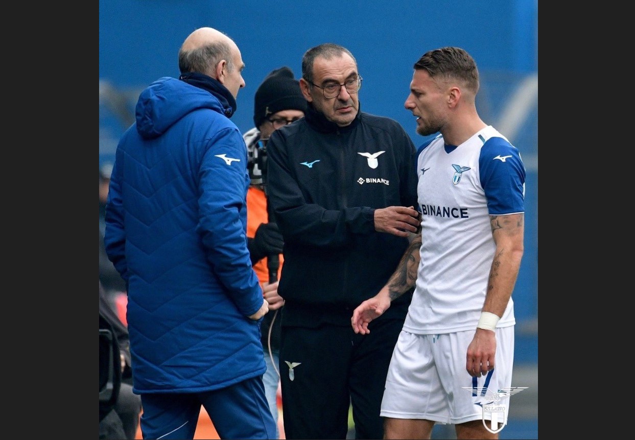 Penyerang Lazio Ciro Immobile (kanan) meninggalkan lapangan karena cedera di laga Serie A melawan Cassuolo